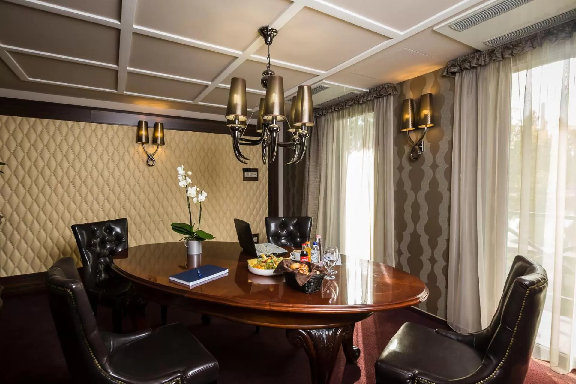 Restaurant/places to eat in Duna Garden Hotel