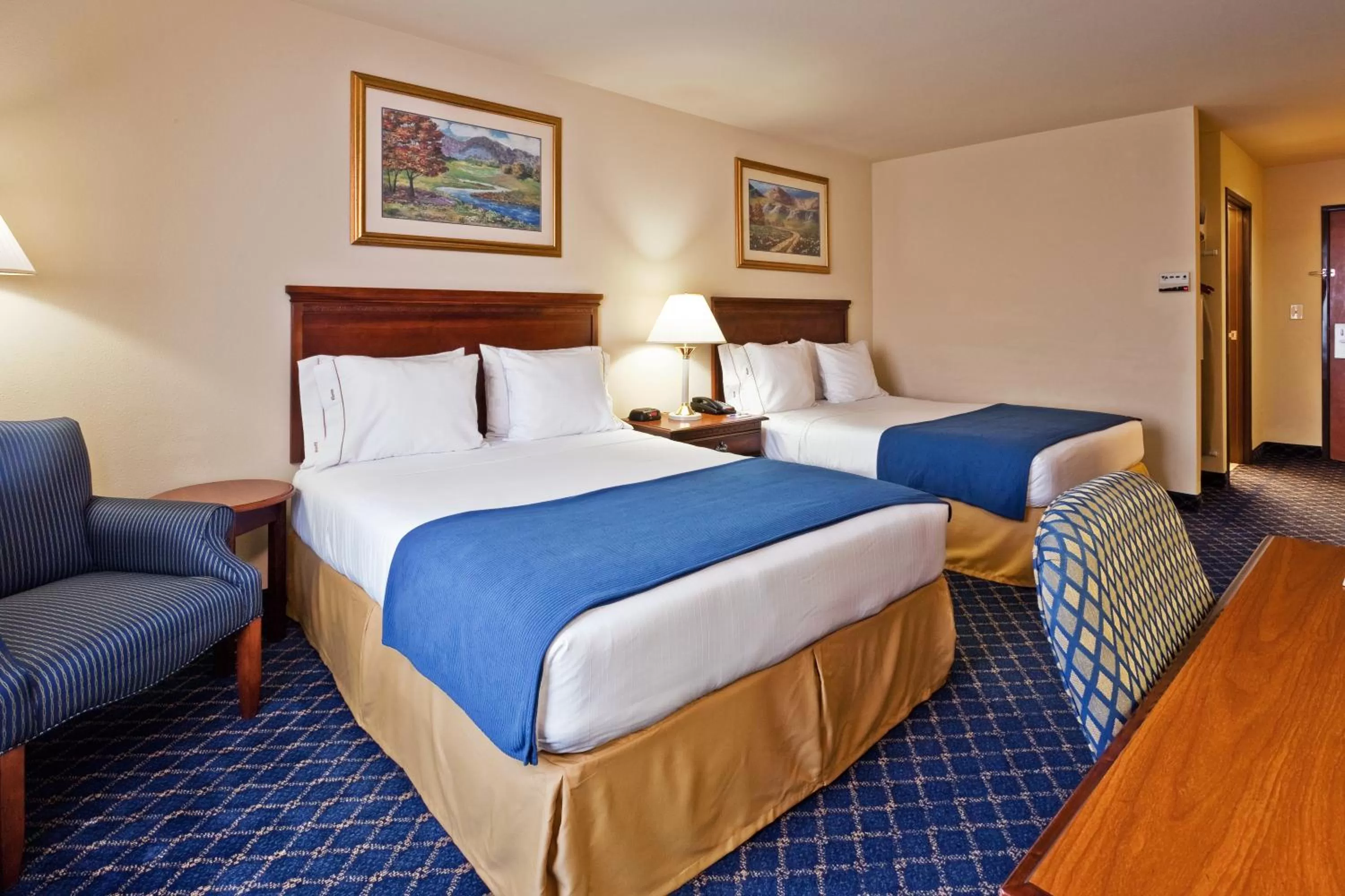 Bed in Holiday Inn Express Hotel & Suites Paragould by IHG