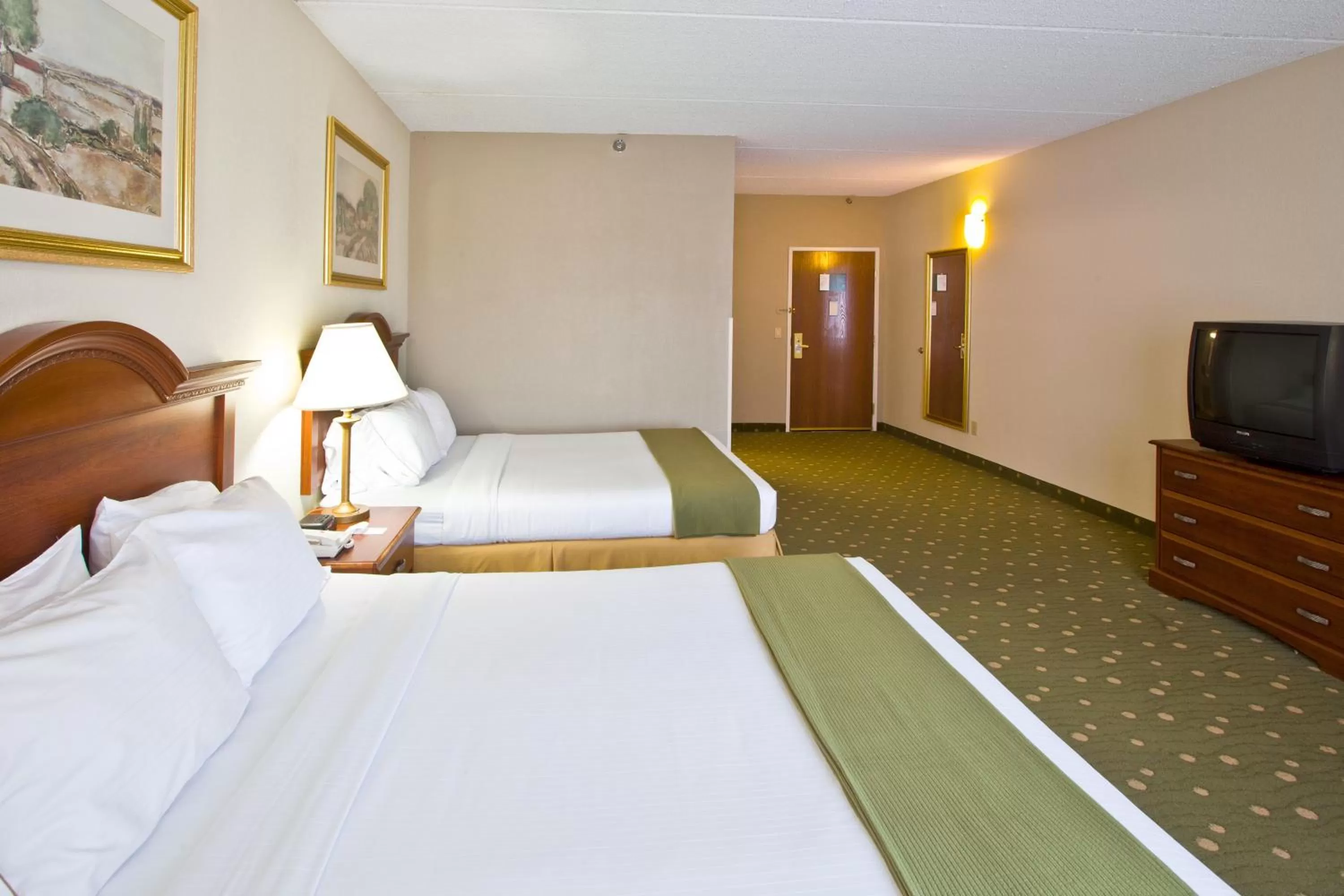 Standard Queen Room with Two Queen Beds and Mobility Accessible Tub in Holiday Inn Express Hotel & Suites Live Oak by IHG