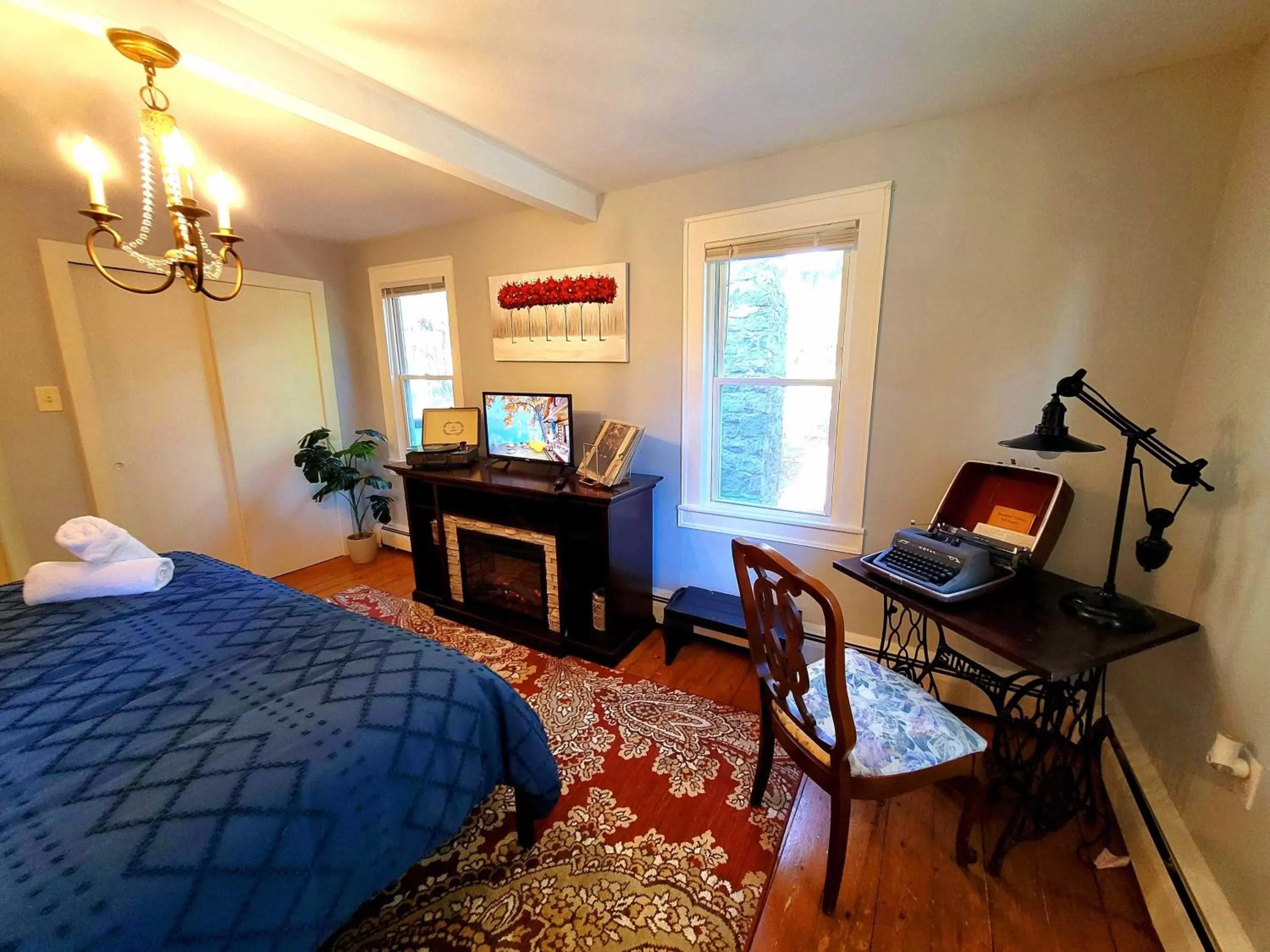 Bed, TV/Entertainment Center in Pump House Inn & Spa