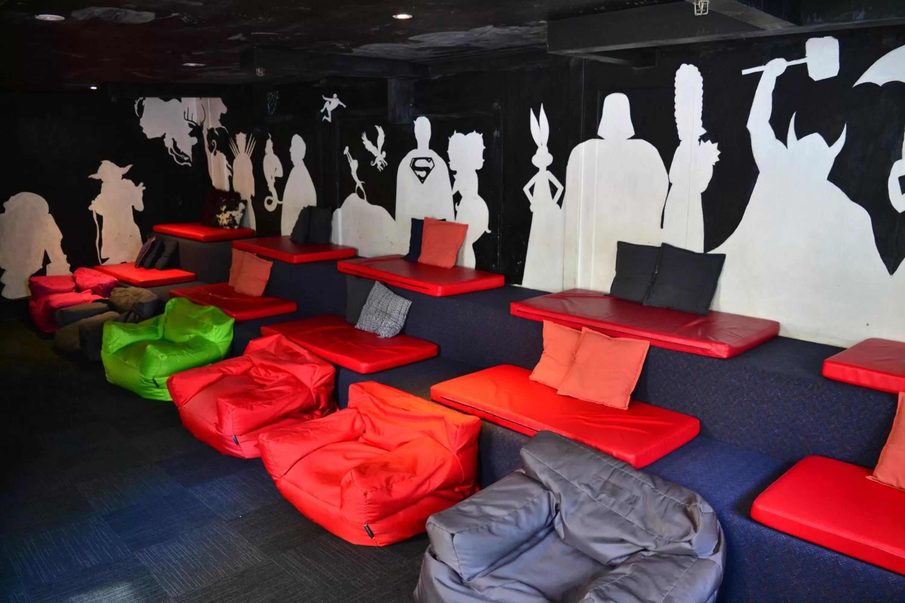 Communal lounge/ TV room in Maze Backpackers - Sydney