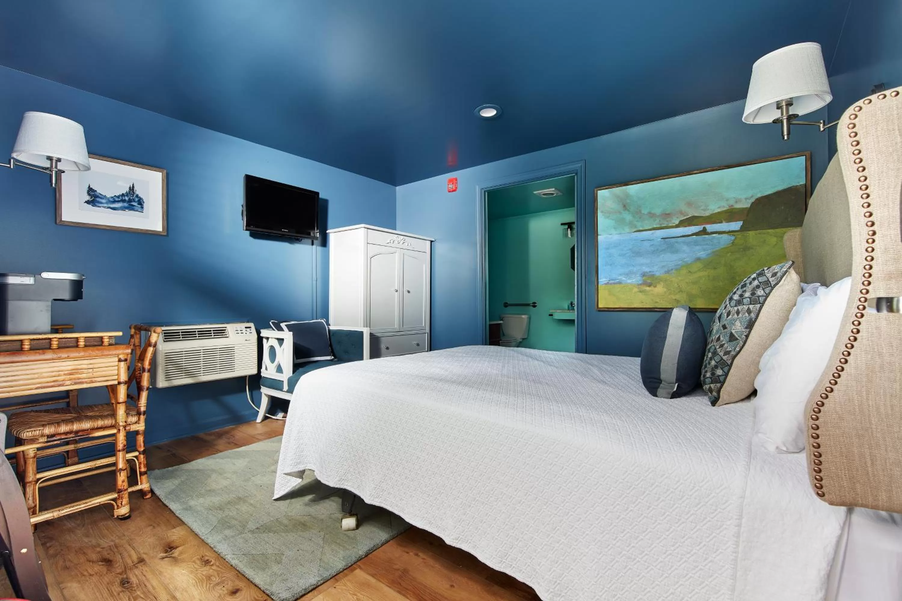 Photo of the whole room, Bed in The Cornell Inn, Lenox & The Berkshires