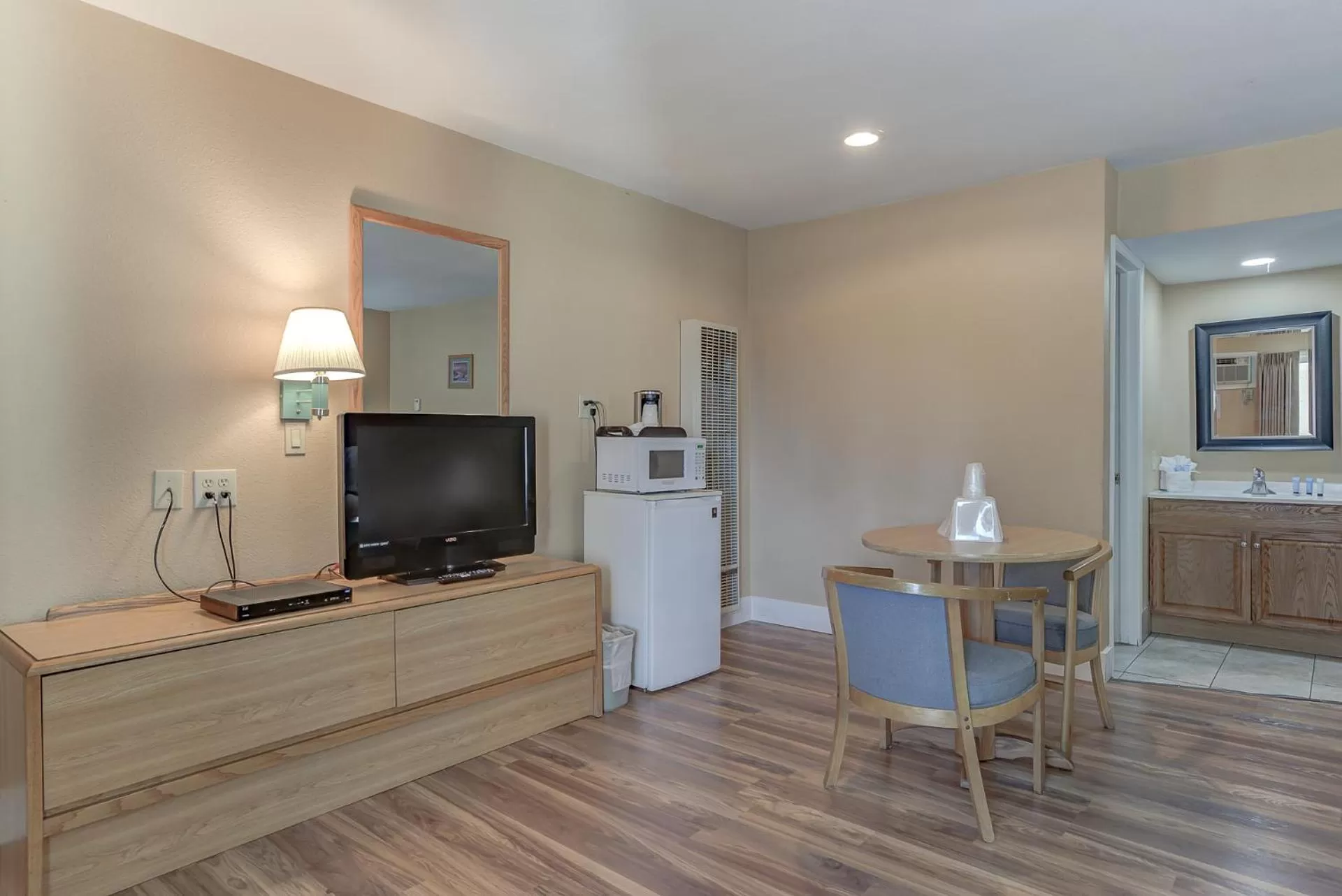 Bedroom in Shasta Pines Motel & Suites