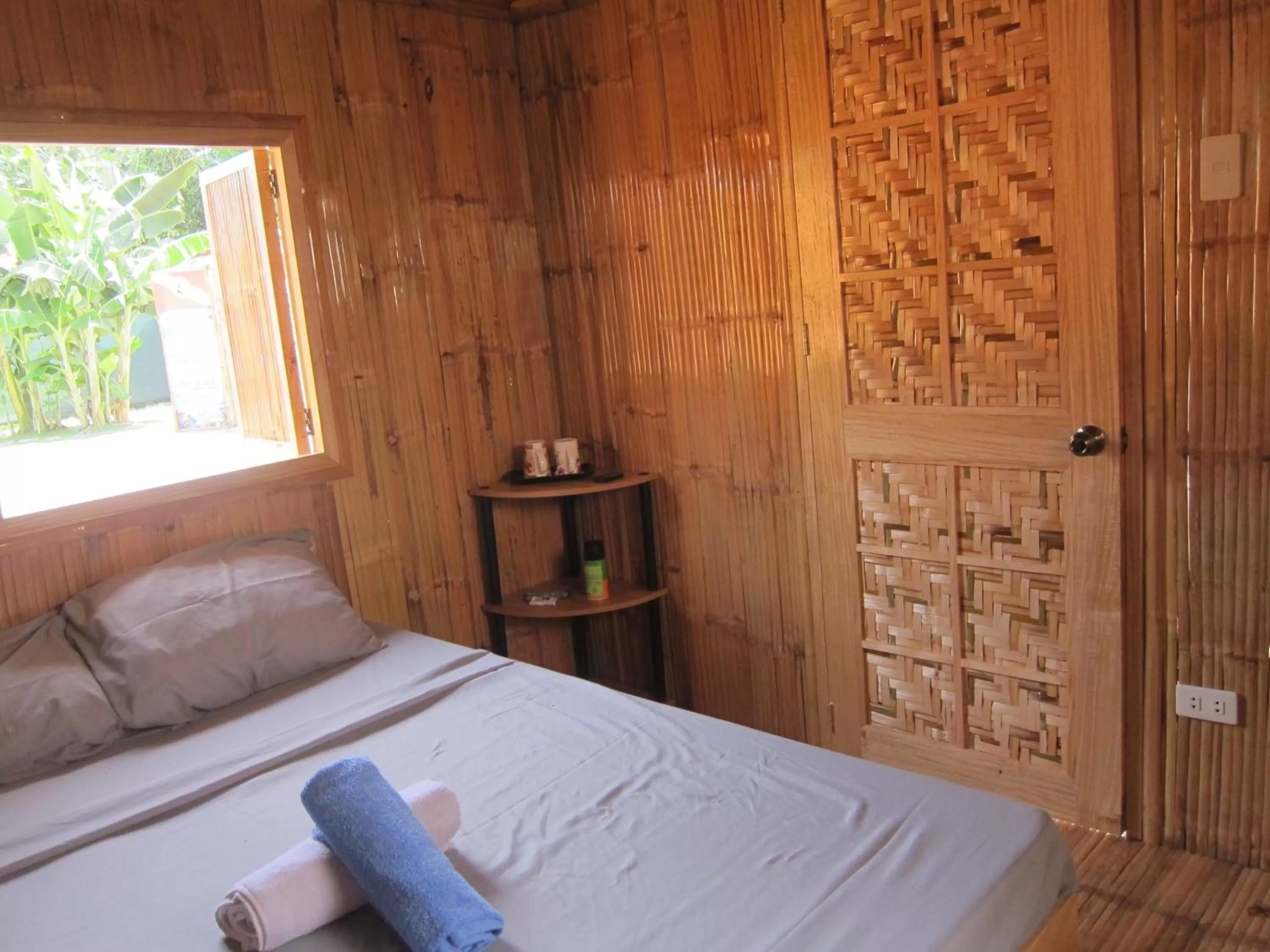 Bed in AivyMaes Divers Resort