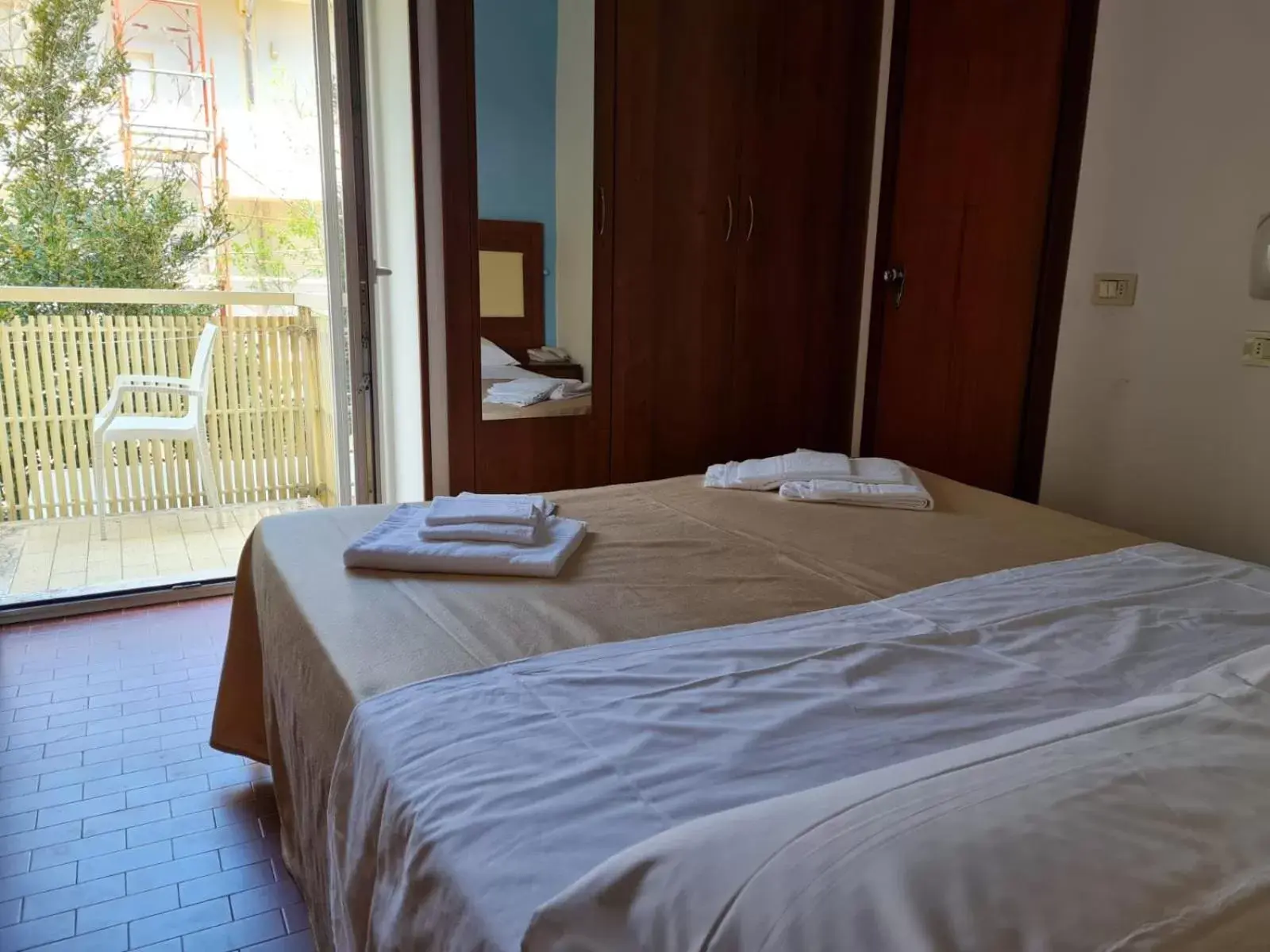 Family Room with Private Bathroom in Base Hotel Helios Colazione disponibile fino alle 12 Family Room with Private Bathroom in Base Hotel Helios Colazione disponibile fino alle 12