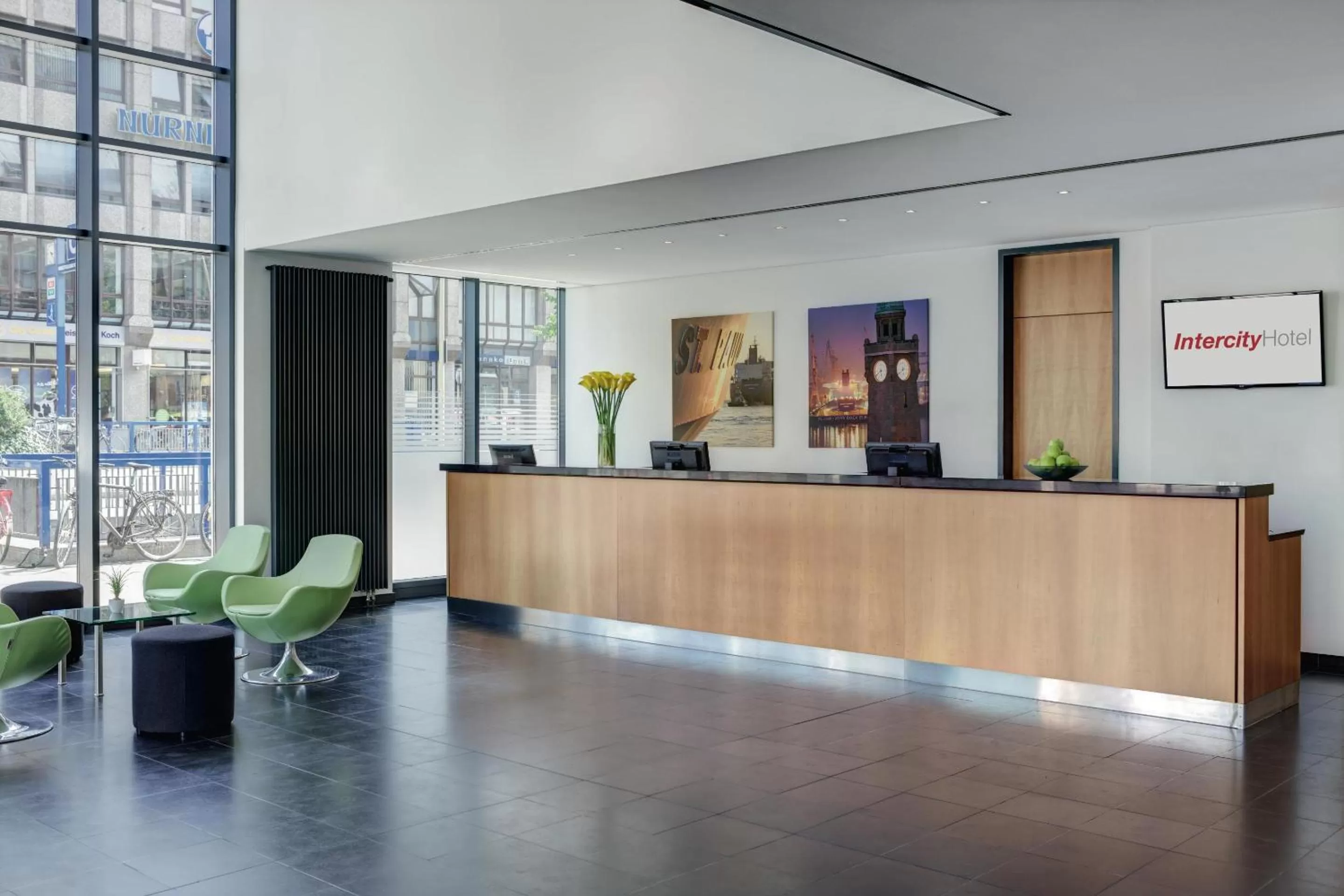 Lobby or reception in IntercityHotel Hamburg Hauptbahnhof