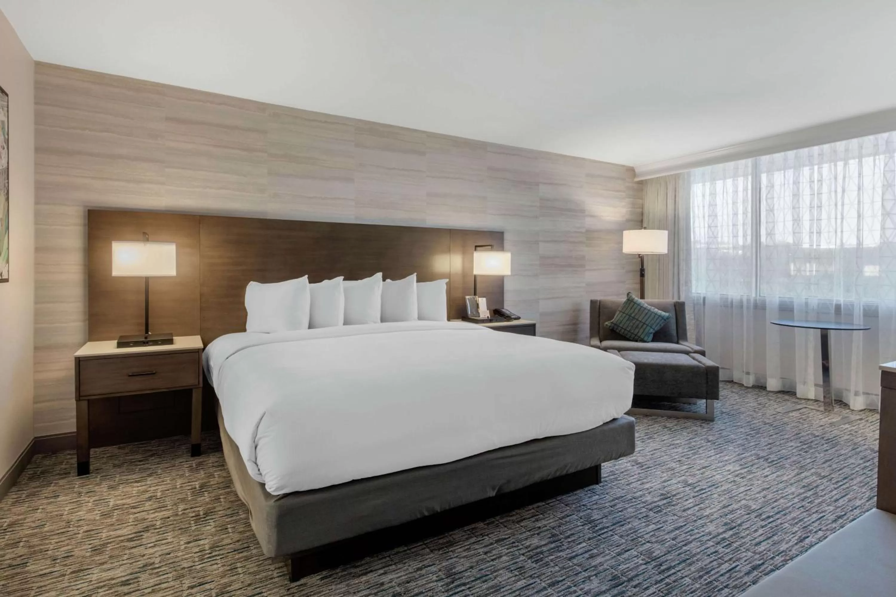 Bed in DoubleTree Birmingham Perimeter Park