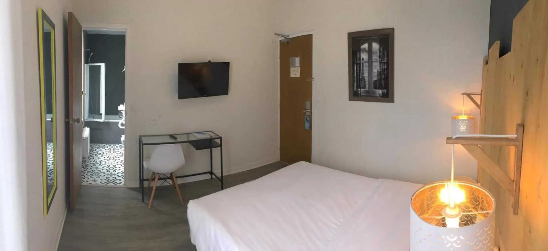 Photo of the whole room, Bed in Hôtel du Maine