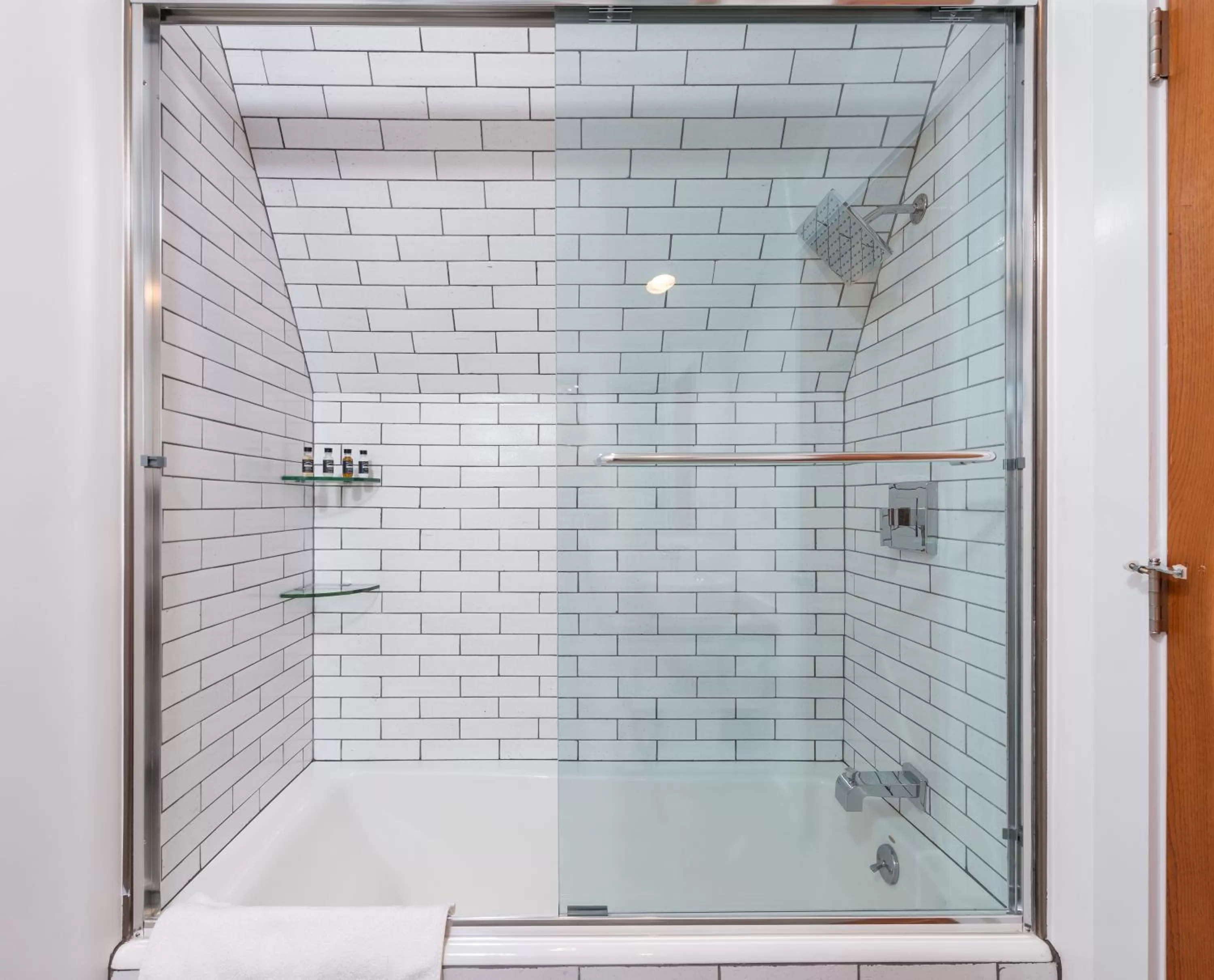 Shower, Bathroom in ViewPoint Hotel