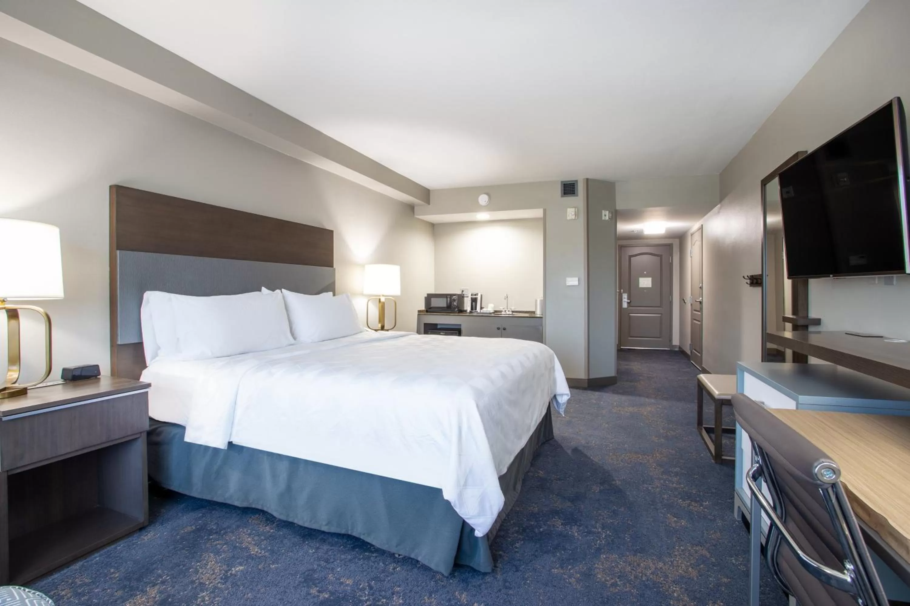 Photo of the whole room, Bed in Holiday Inn Valdosta Conference Center by IHG