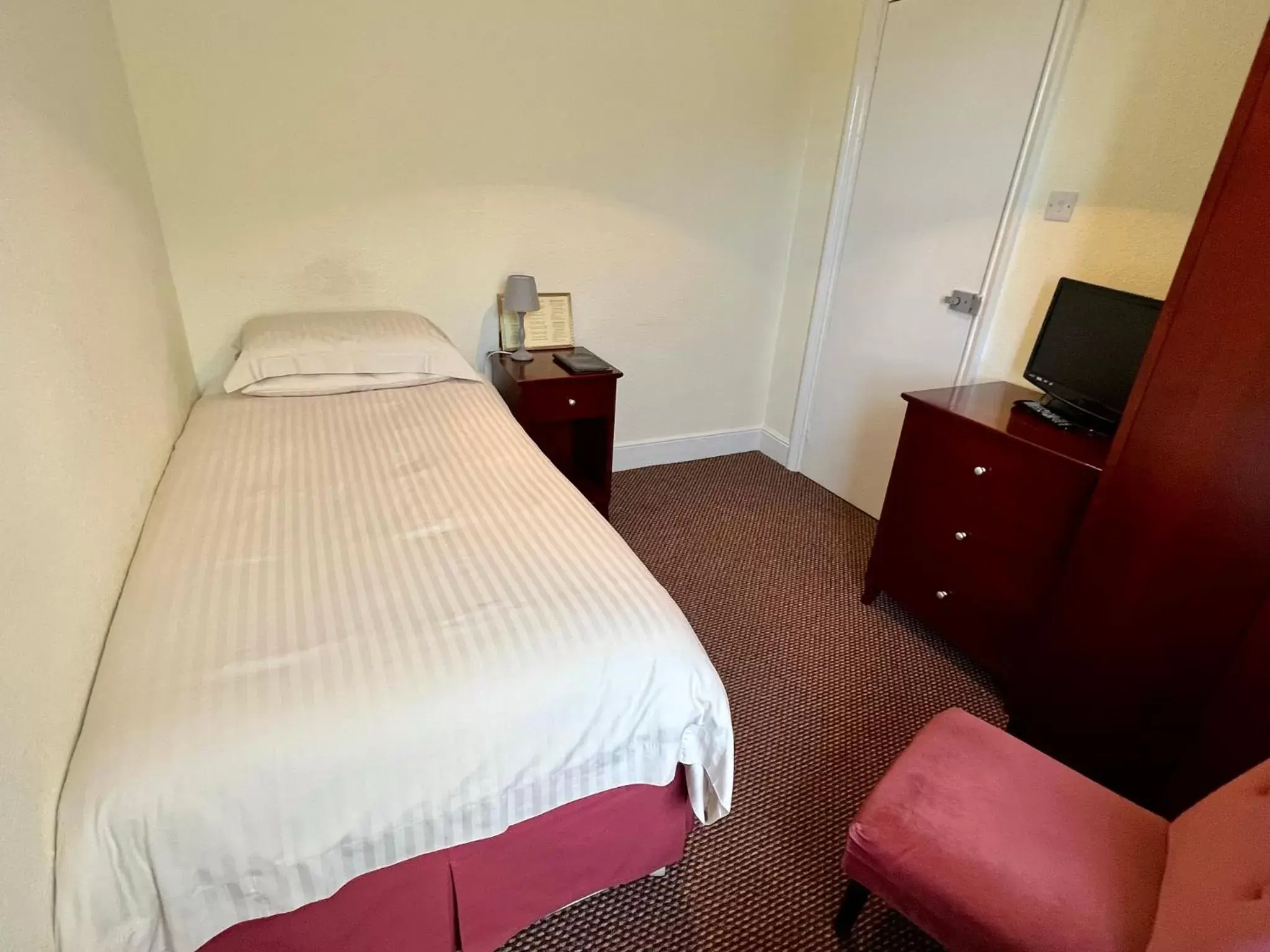 Single Room in Calverts Hotel - Newport, Isle of Wight Single Room in Calverts Hotel - Newport, Isle of Wight