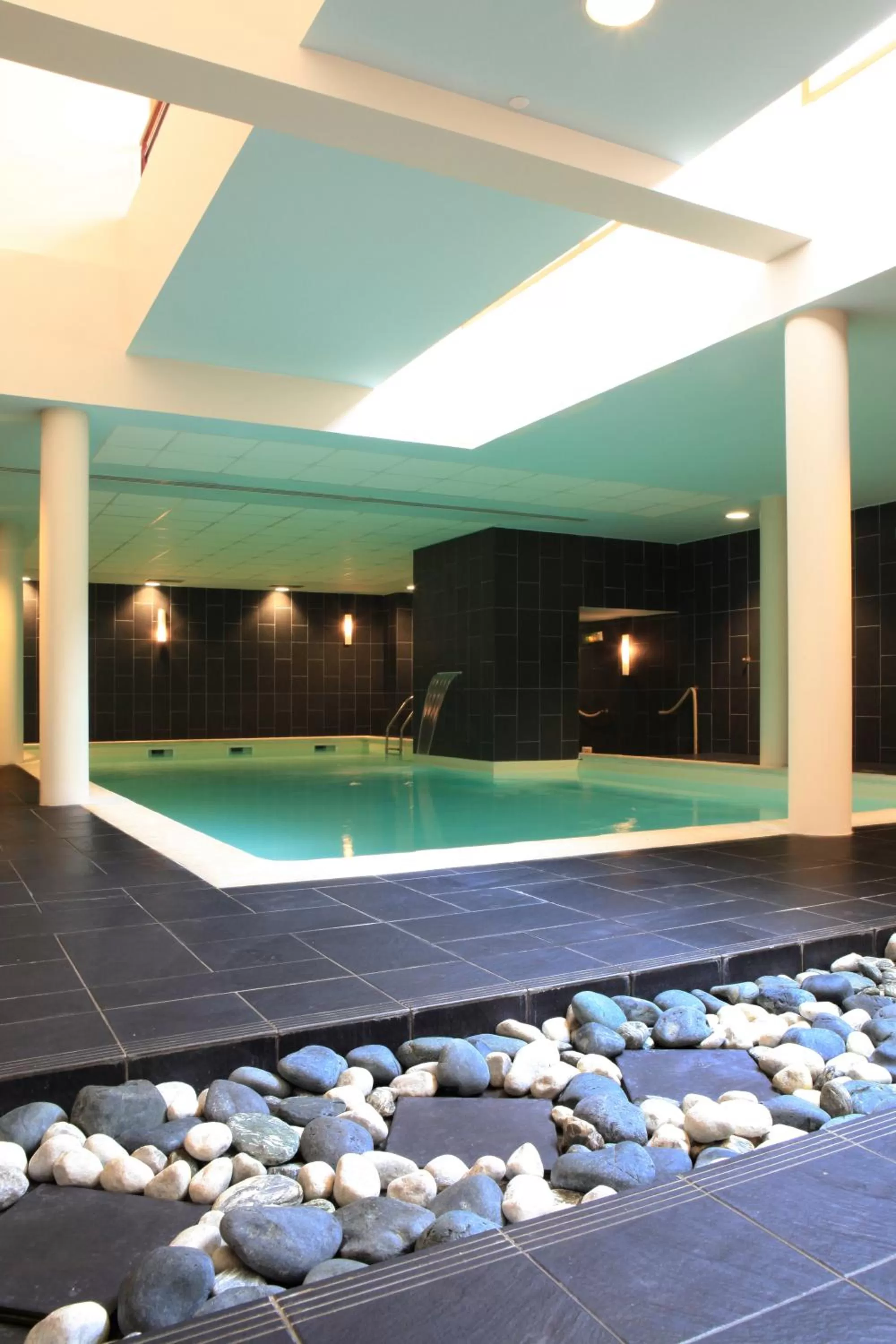 Swimming pool in Amiral Hôtel