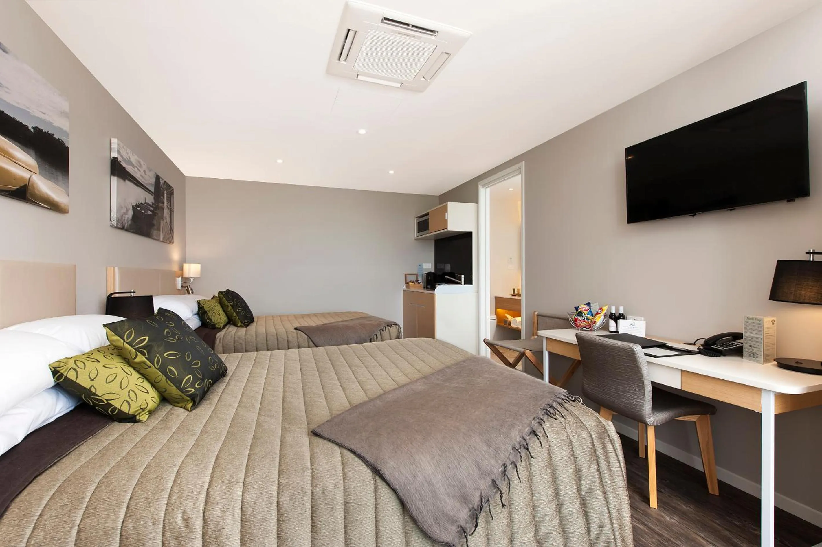 TV and multimedia, Bed in Allure On Ocean Motel - Mollymook Beach