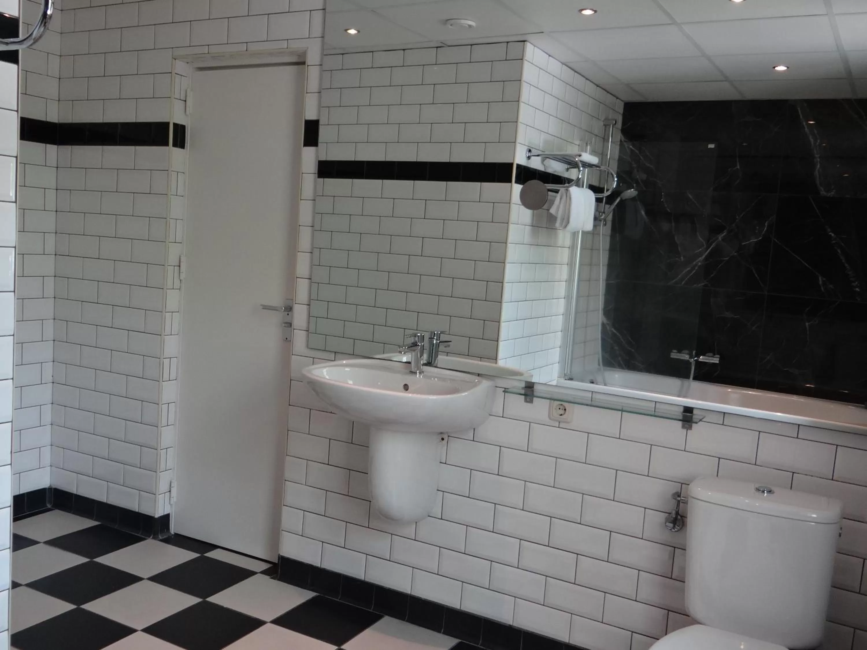 Shower, Bathroom in Tulip Inn Heerlen City Centre