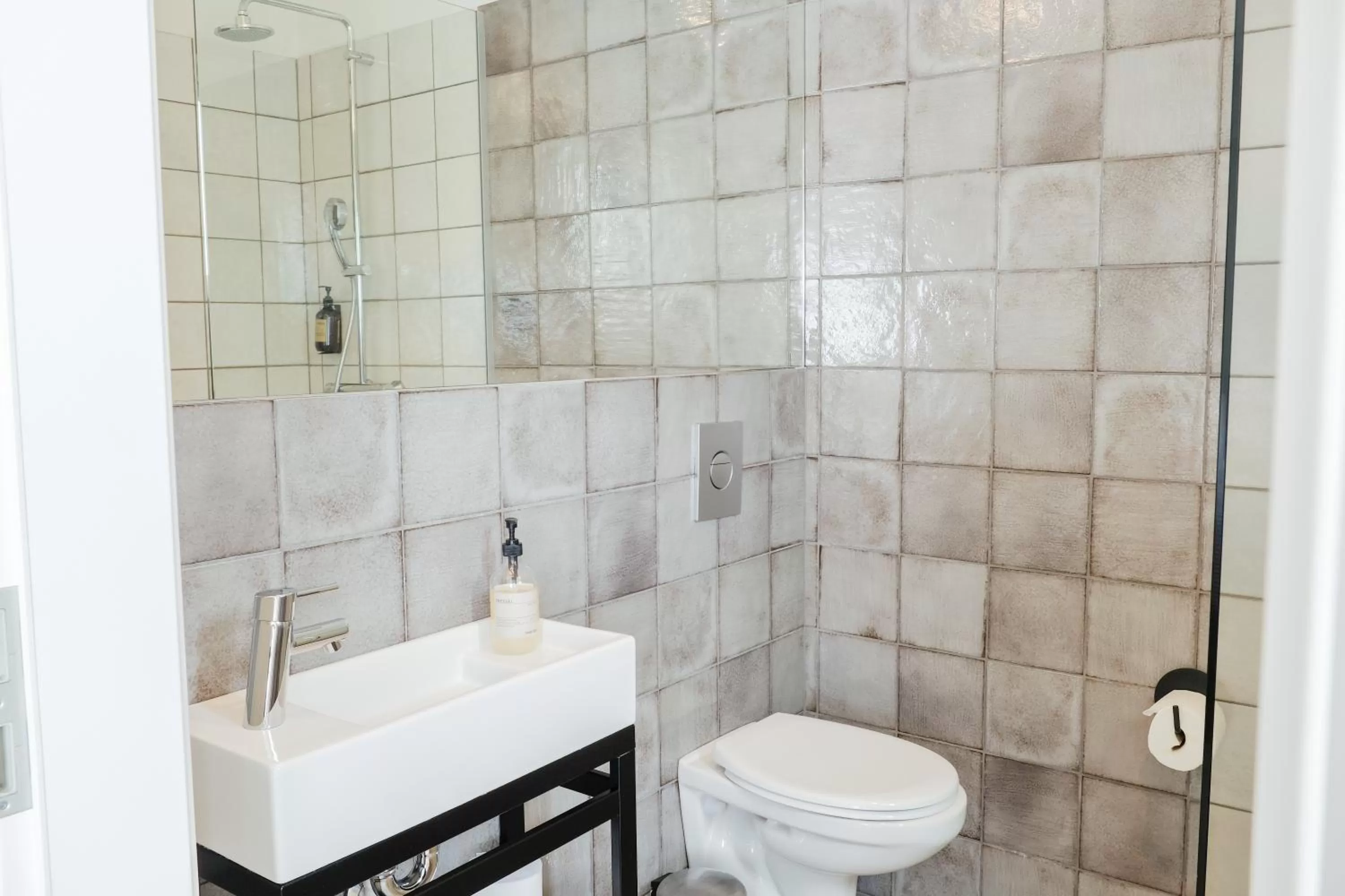 Toilet in Saga Studios by Heimaleiga