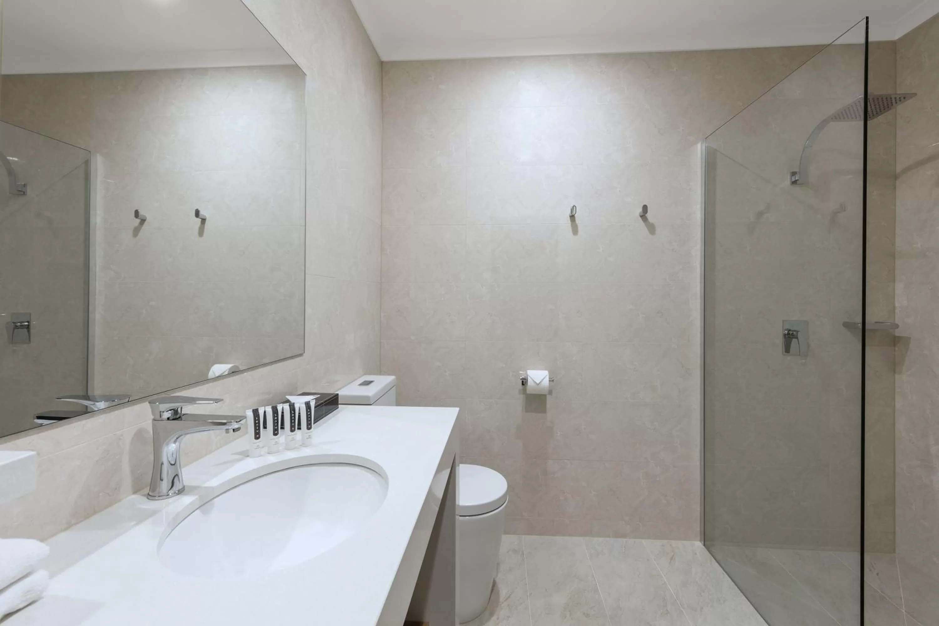 Bathroom in Canterbury International Hotel