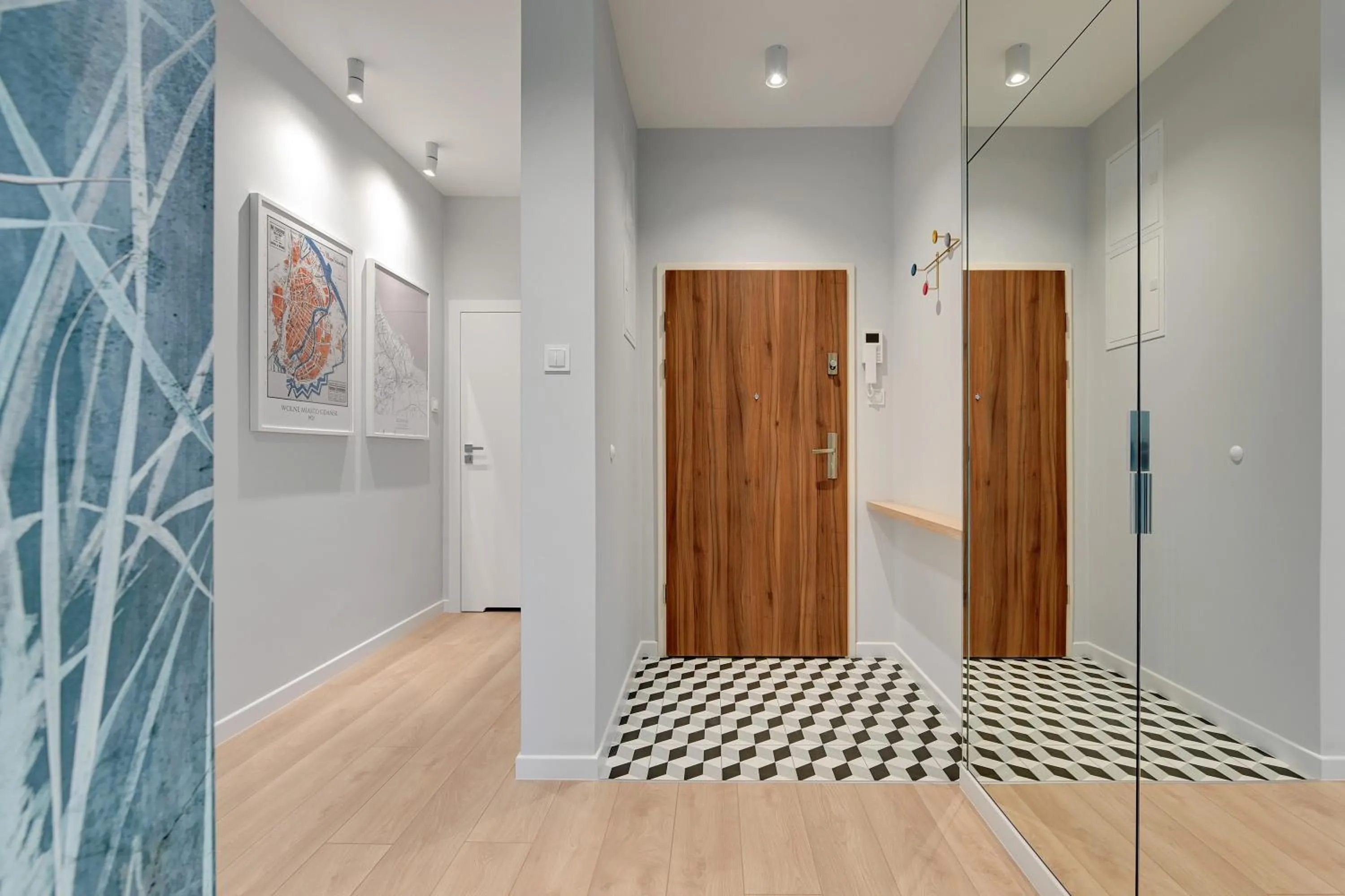 wardrobe in GRANO APARTMENTS Gdańsk Motława SPA & Wellness