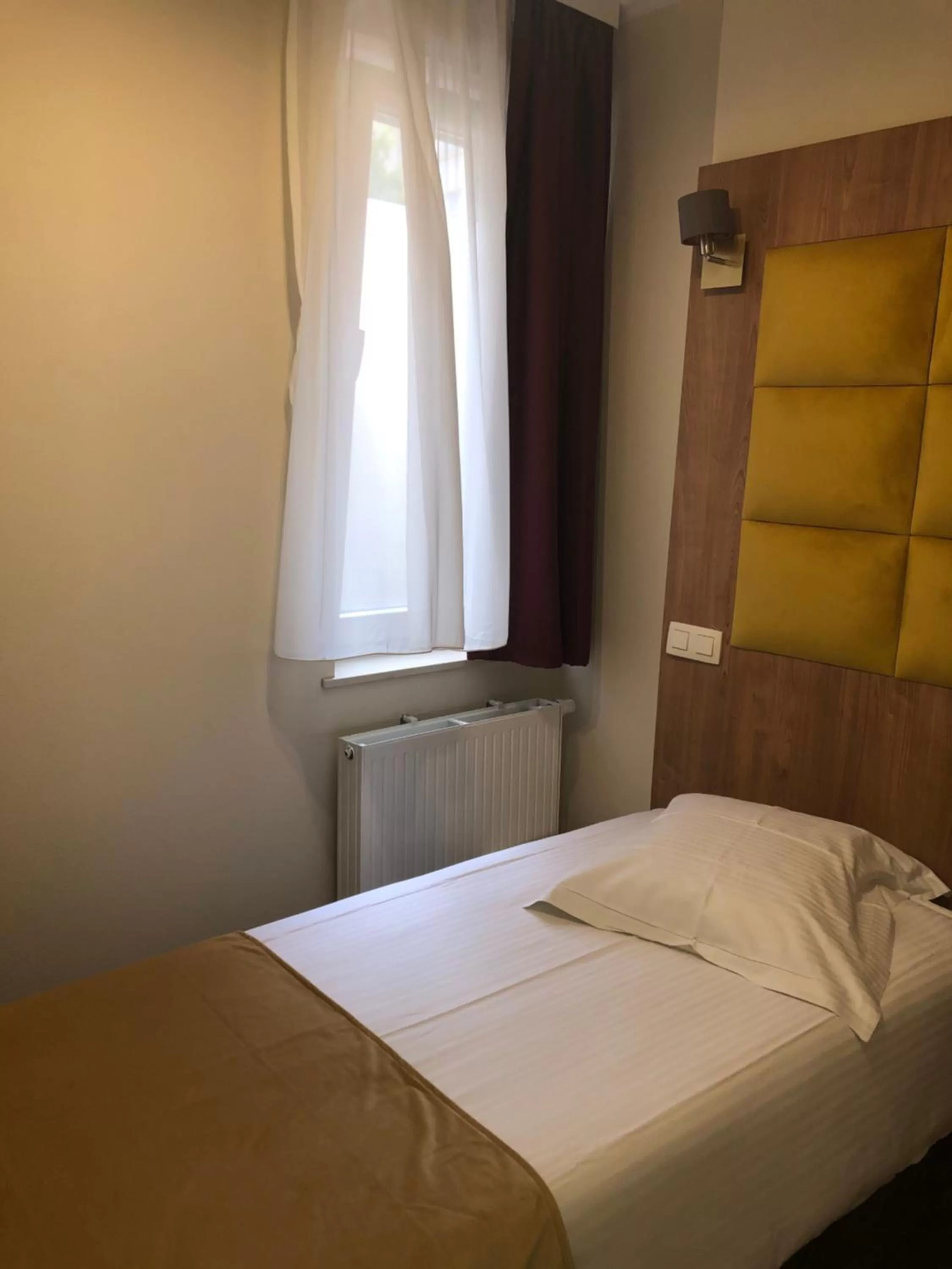 Photo of the whole room, Bed in Sun Hotel