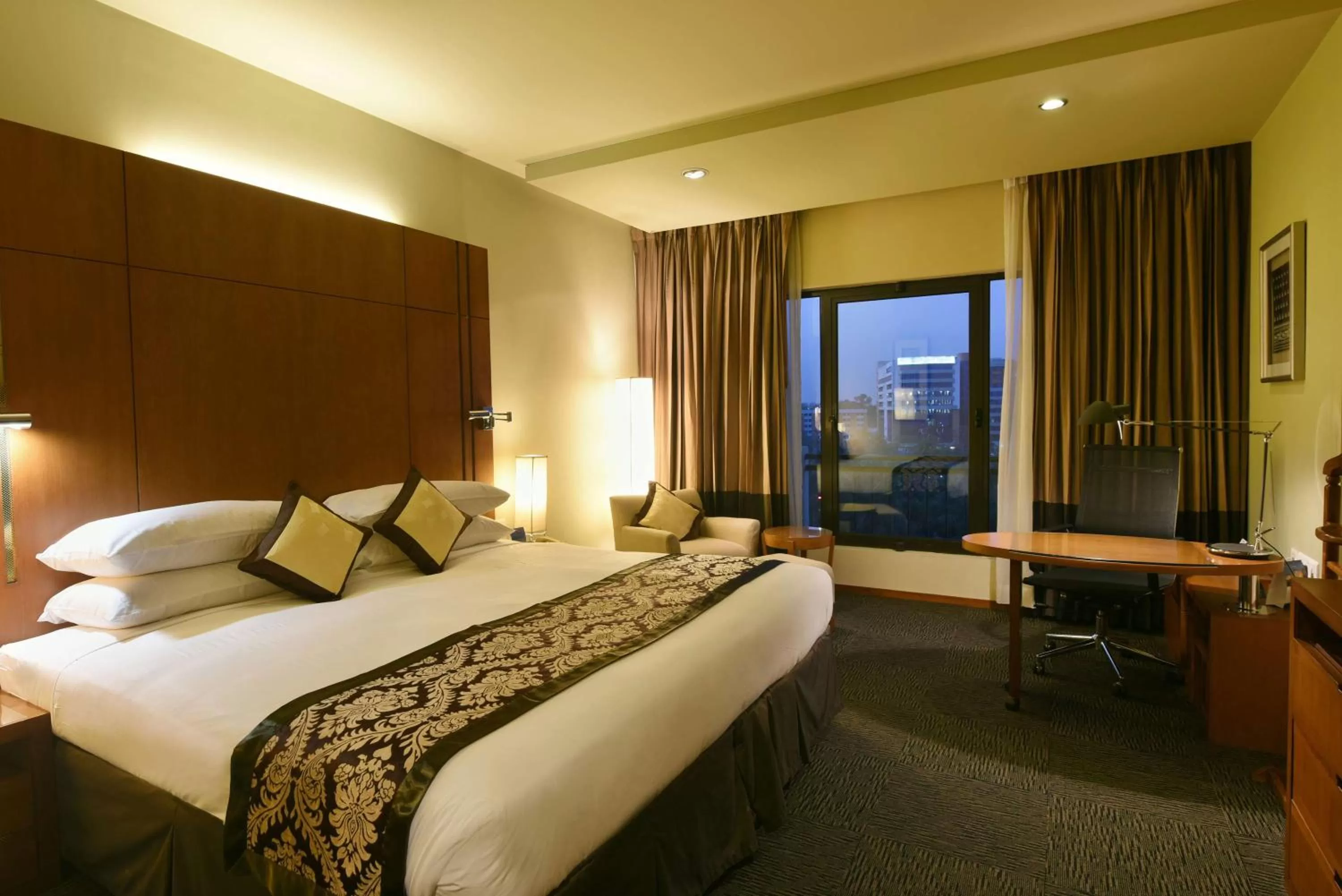Photo of the whole room, Bed in Radisson Blu Dhaka Water Garden