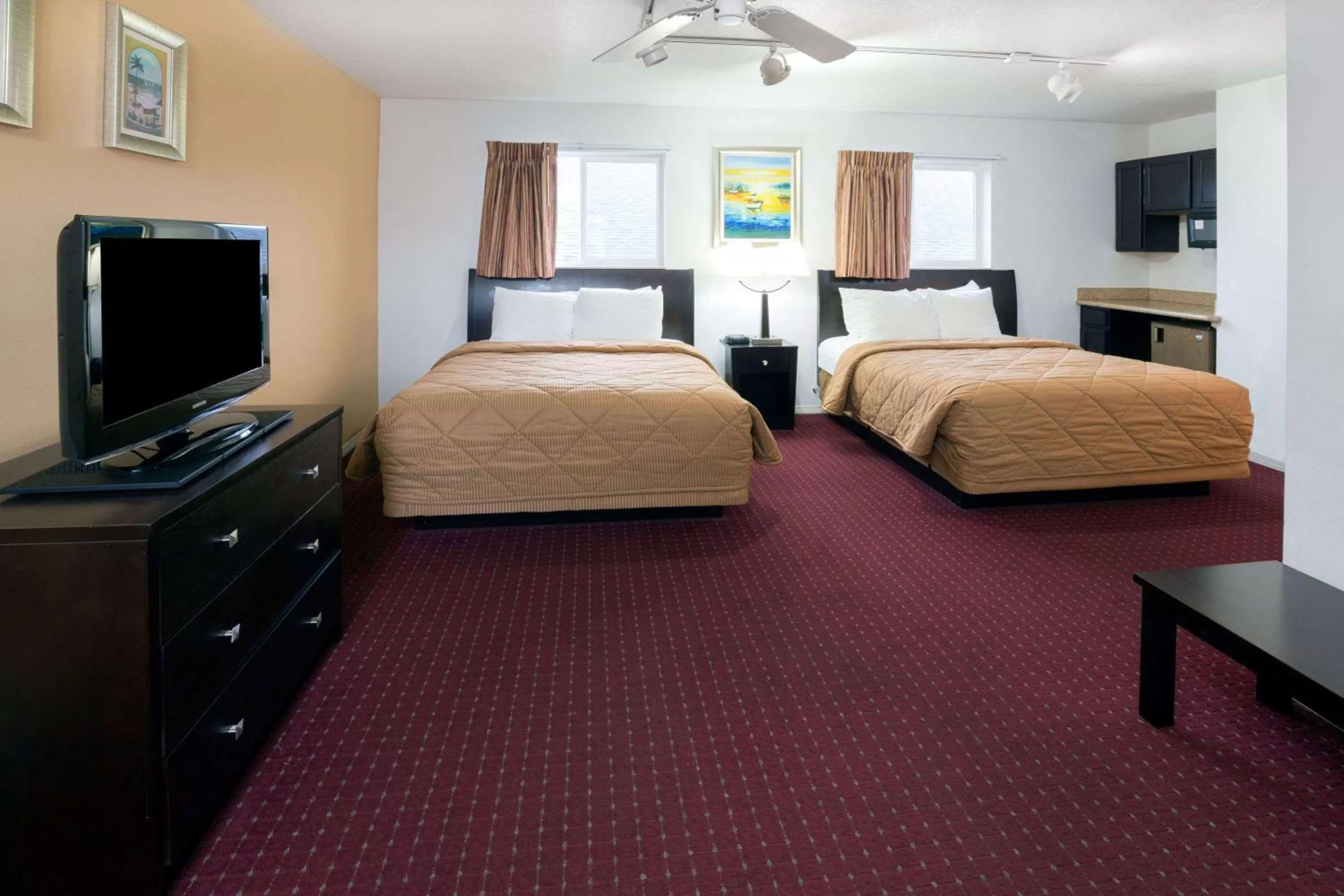 Photo of the whole room, Bed in Days Inn by Wyndham Newport OR