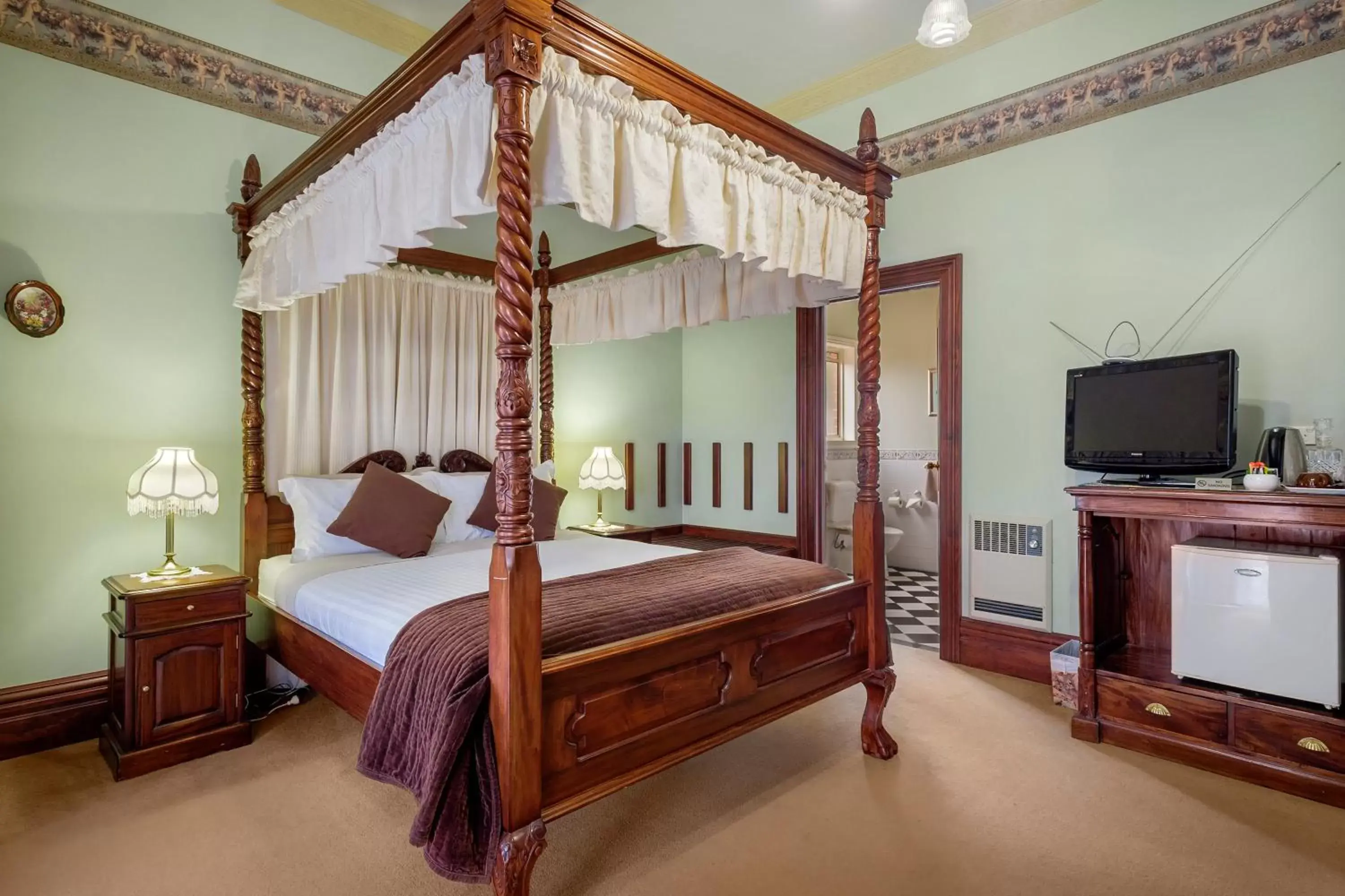 Queen Room with Spa Bath in Orana House Queen Room with Spa Bath in Orana House