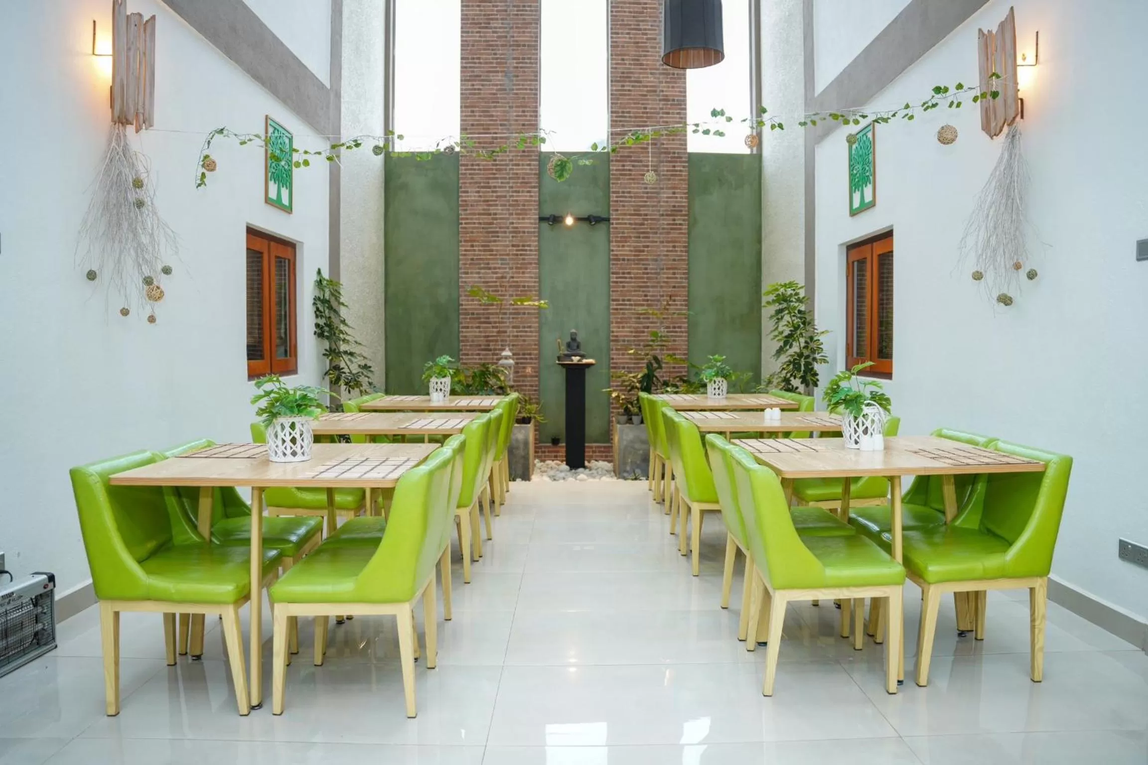 Restaurant/places to eat in J leaf Hotel by Blue Bird