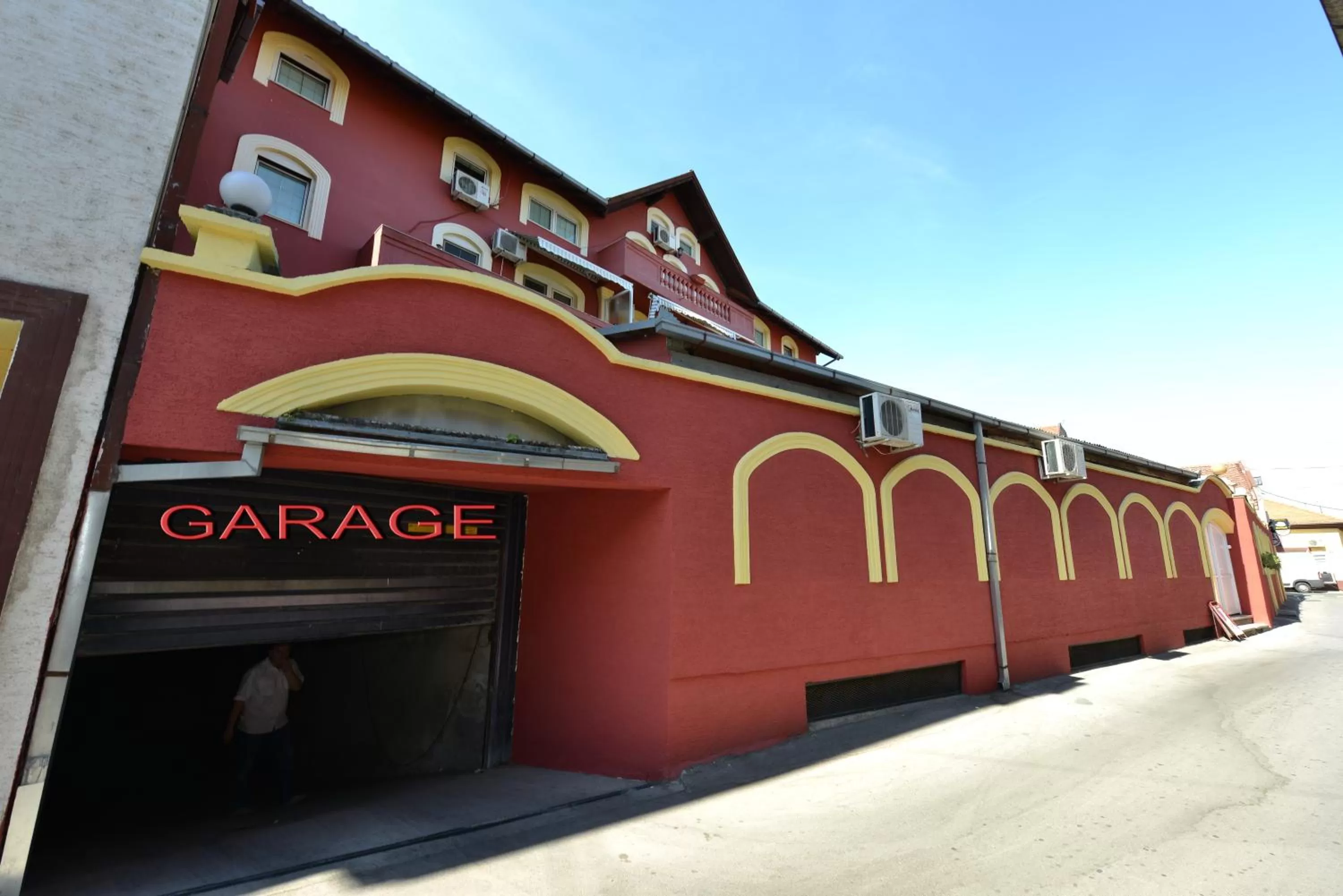 Facade/entrance, Property Building in Hotel Fontana