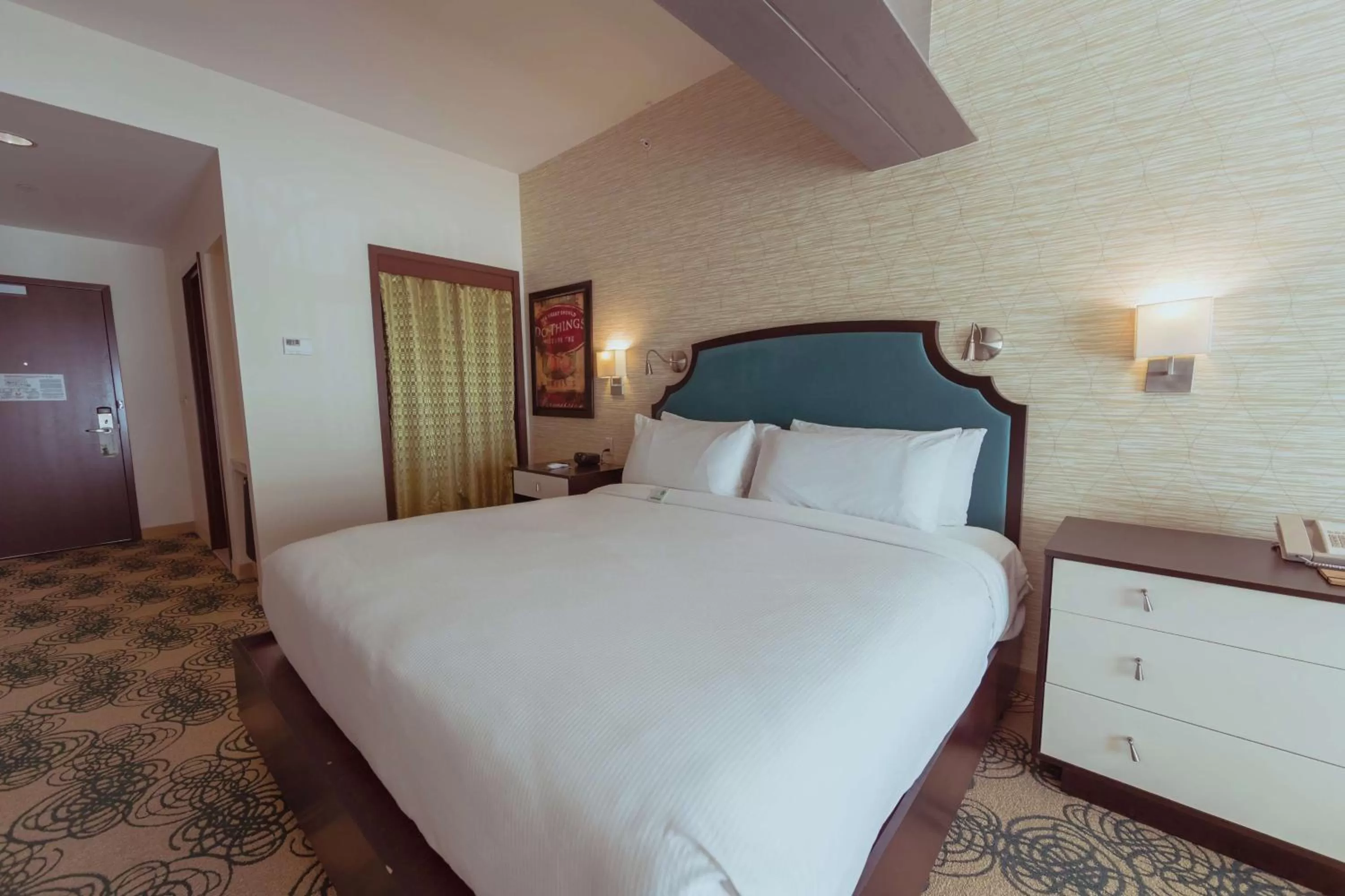 Photo of the whole room, Bed in Hotel Skyler Syracuse, Tapestry Collection by Hilton