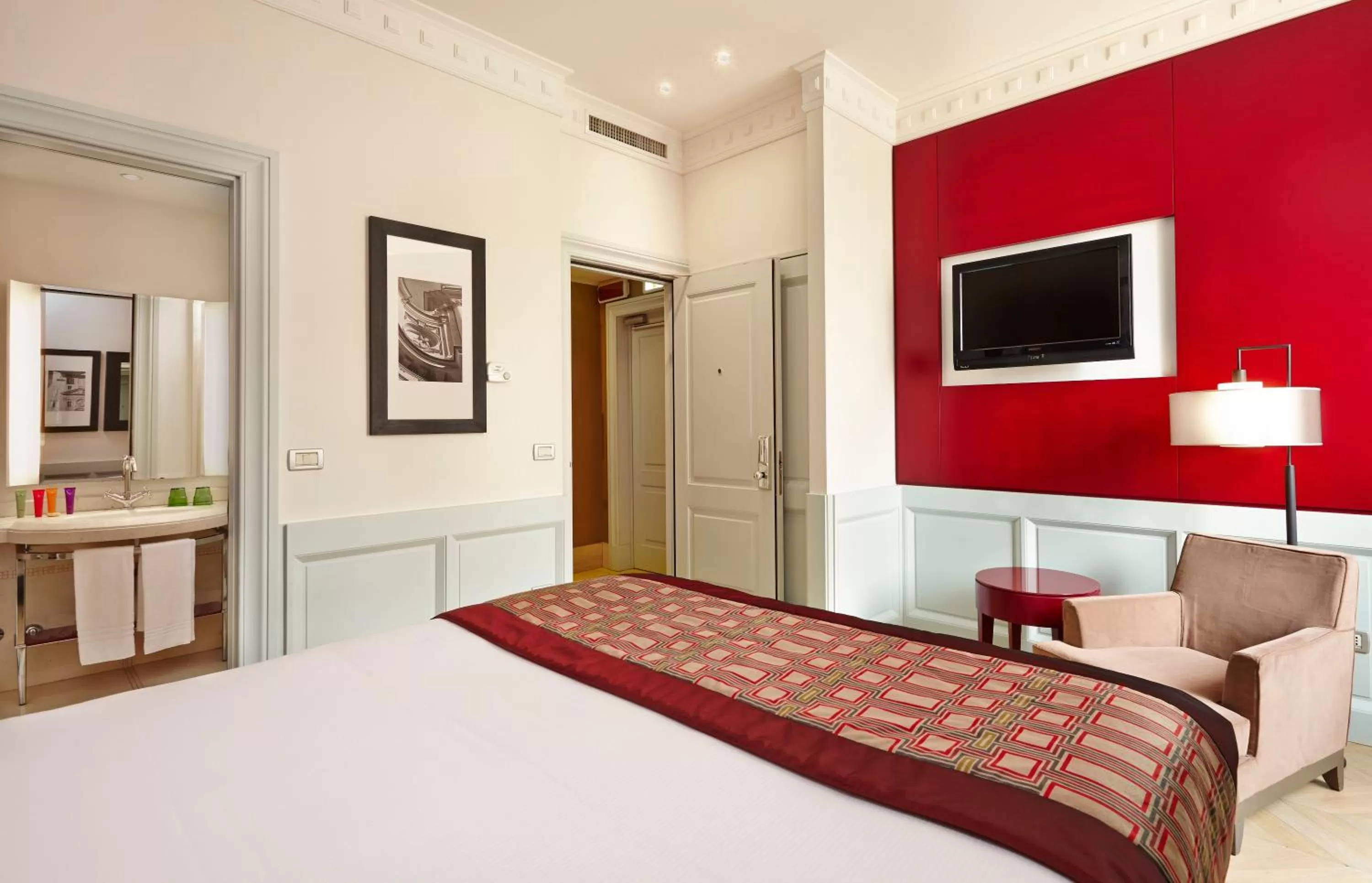 Photo of the whole room, Bed in Hotel Indigo Rome - St. George by IHG