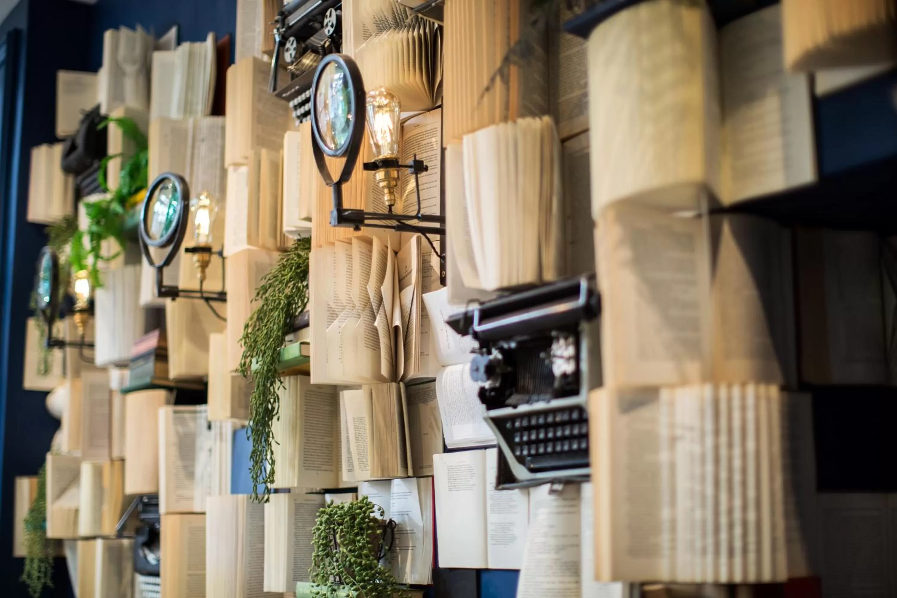 Lounge or bar in voco Grand Central Glasgow by IHG