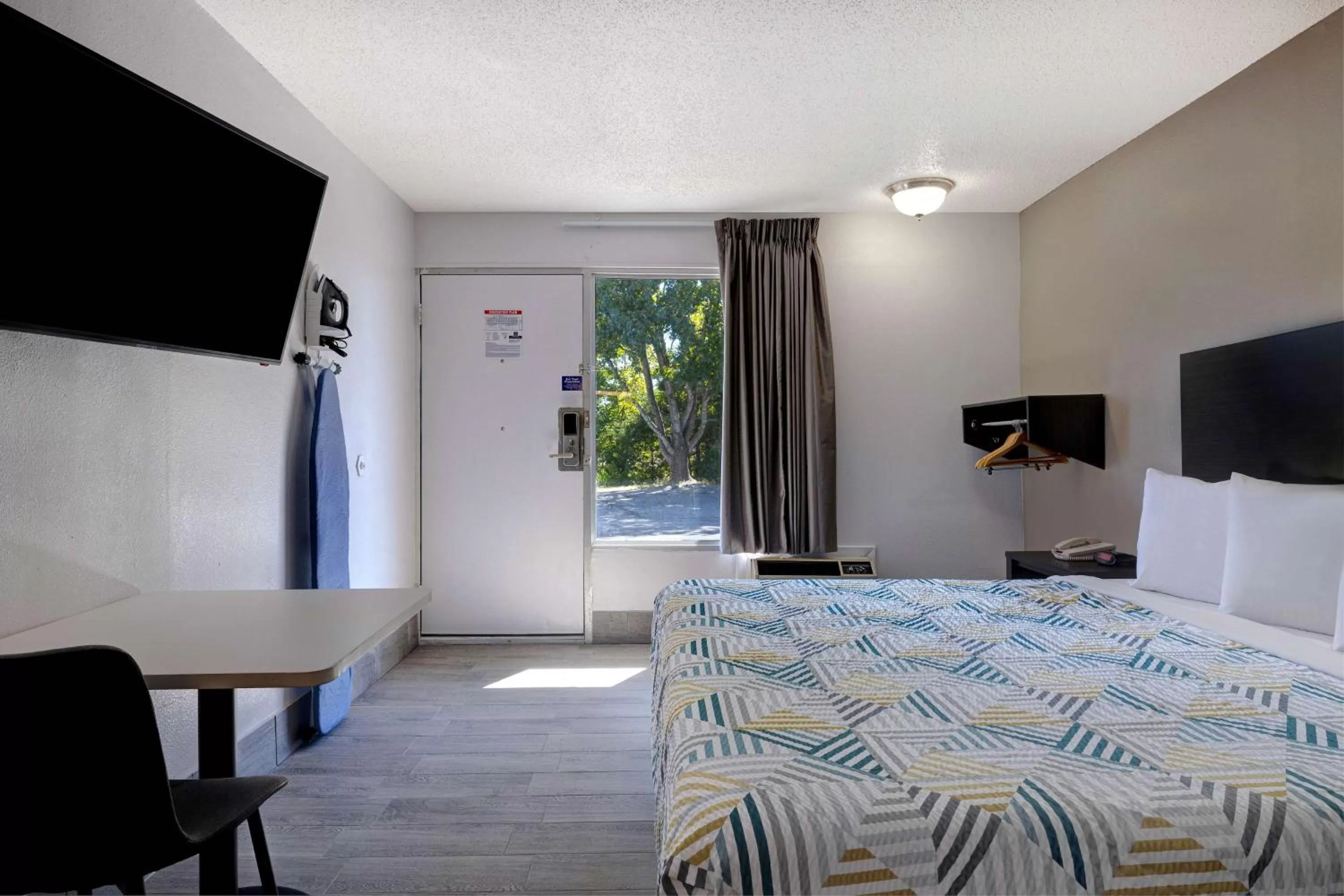 Bedroom, Bed in Studio 6 Branson West MO Silver Dollar City