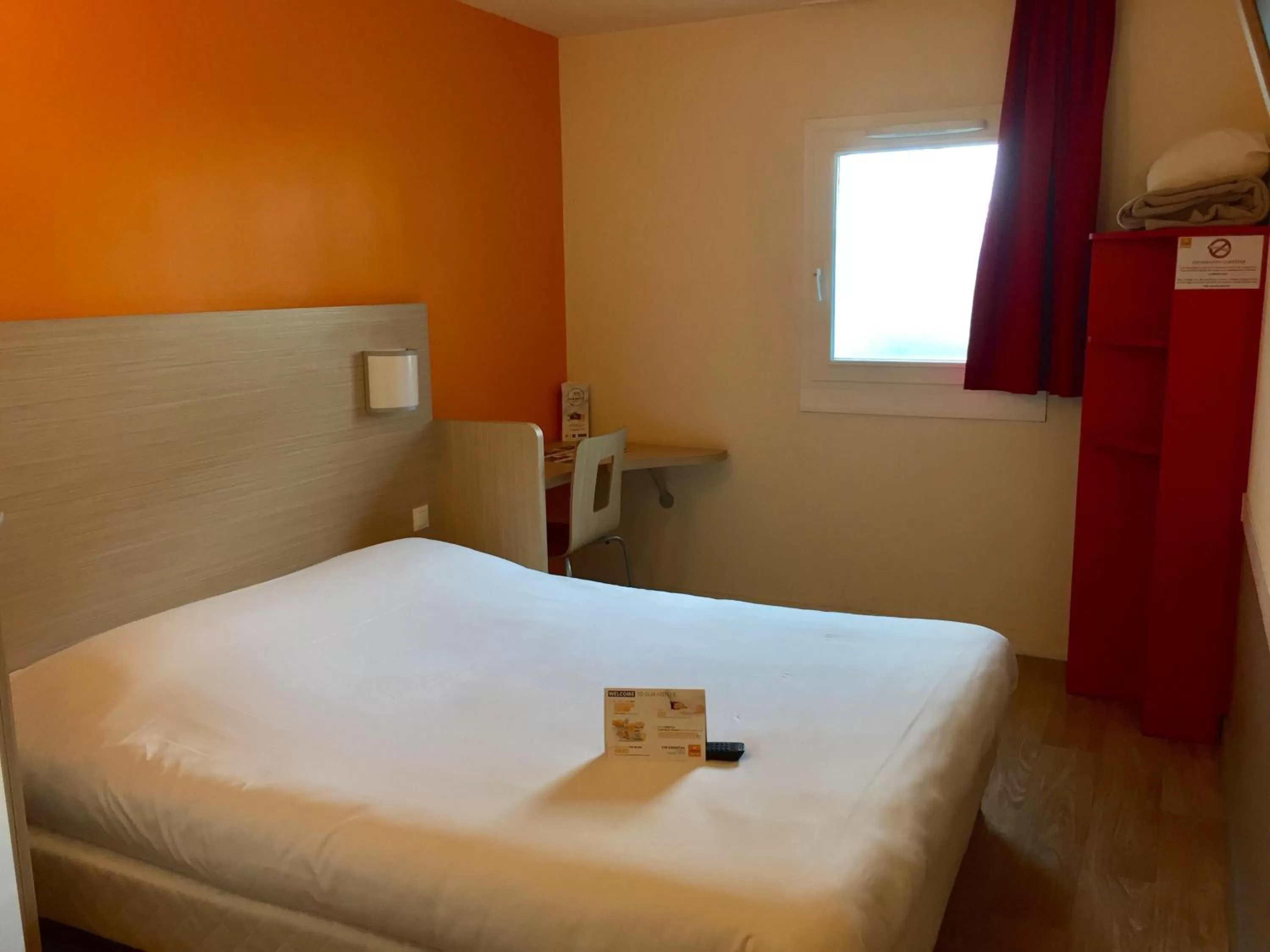 Photo of the whole room, Bed in Première Classe Epernay