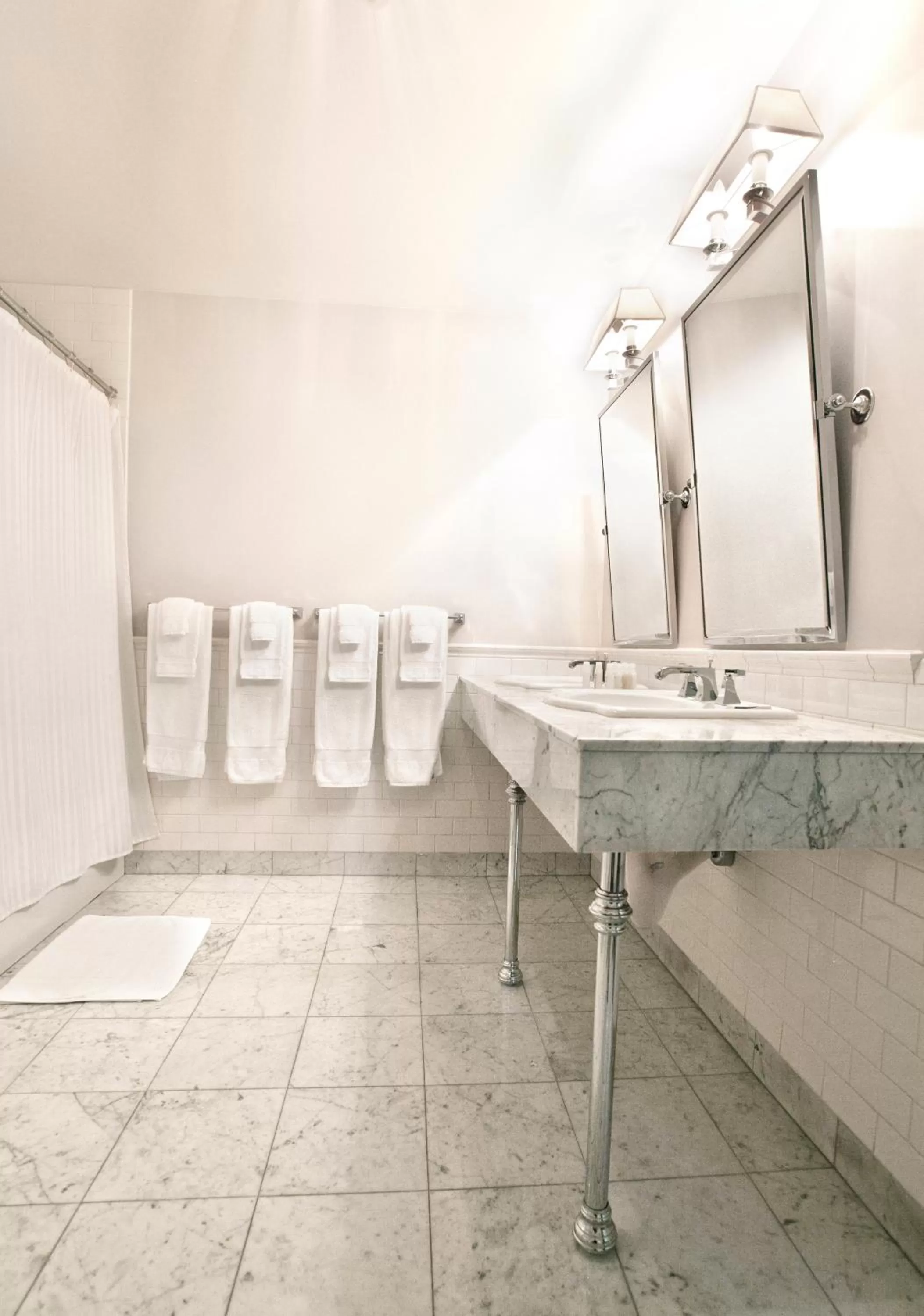 Bathroom in Hotel DeLuxe