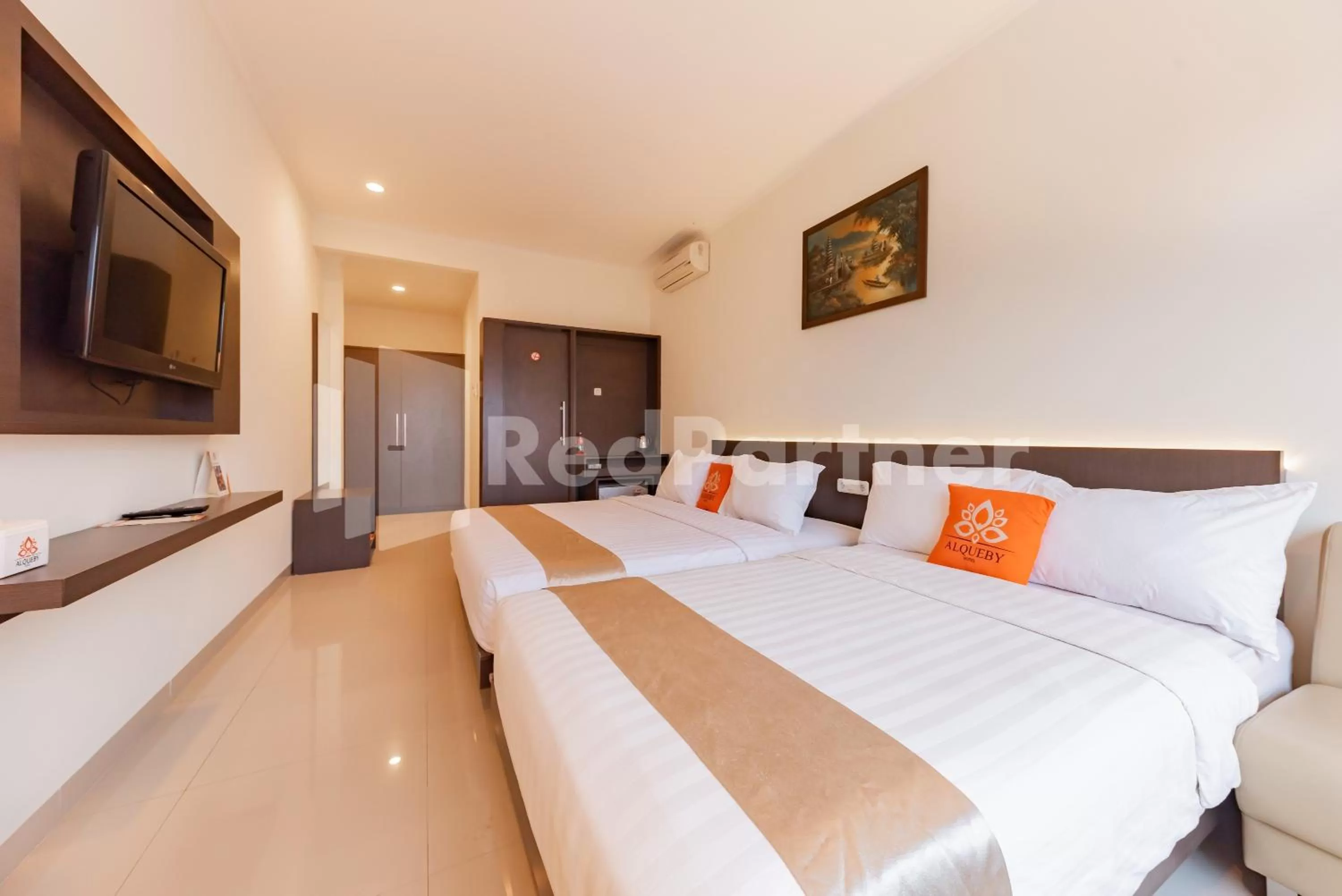 Bedroom, Bed in Alqueby Hotel near Kiara Artha Park & Trans Studio Mall Mitra RedDoorz