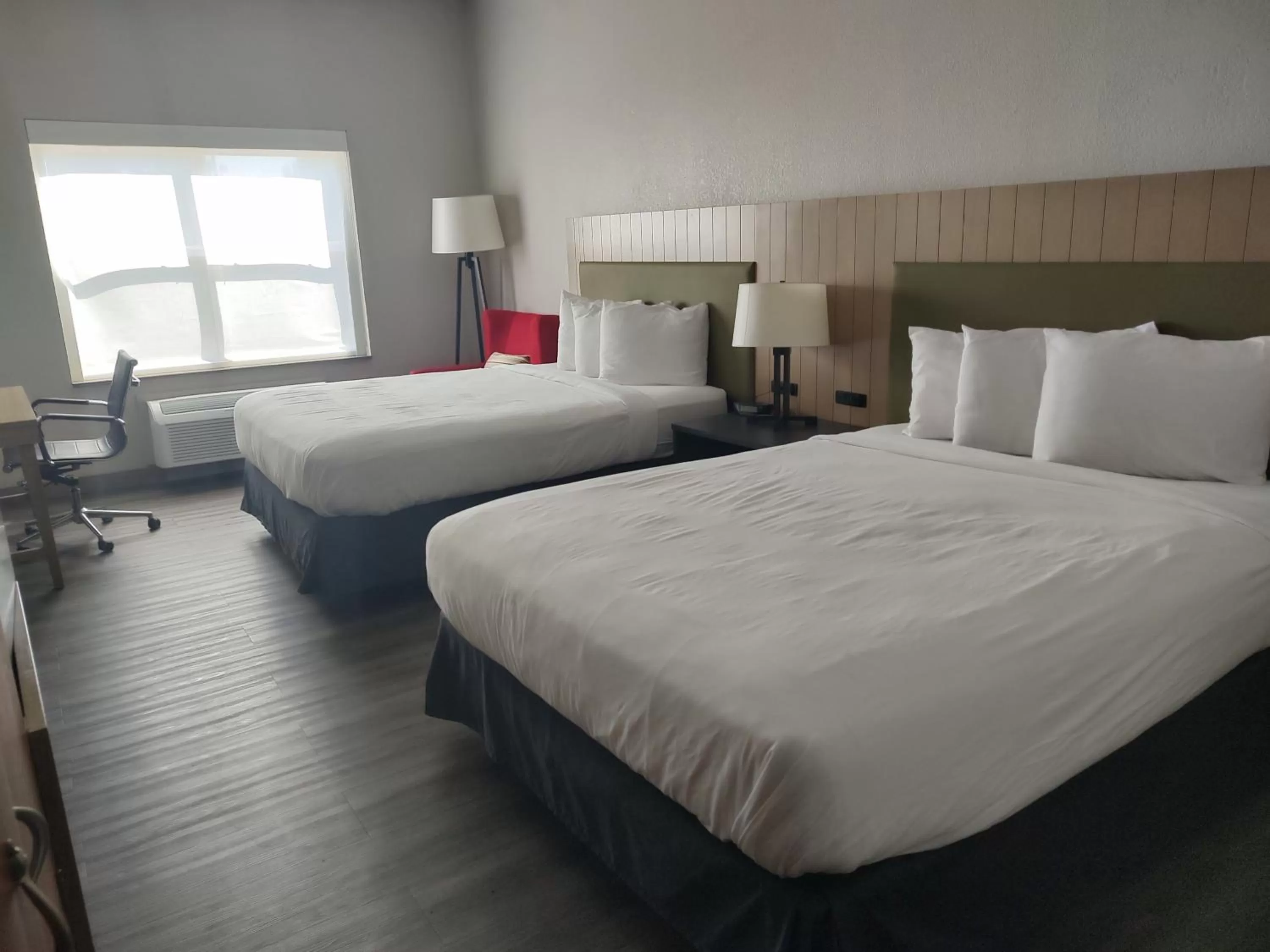 Photo of the whole room, Bed in Country Inn & Suites by Radisson, Hinesville, GA