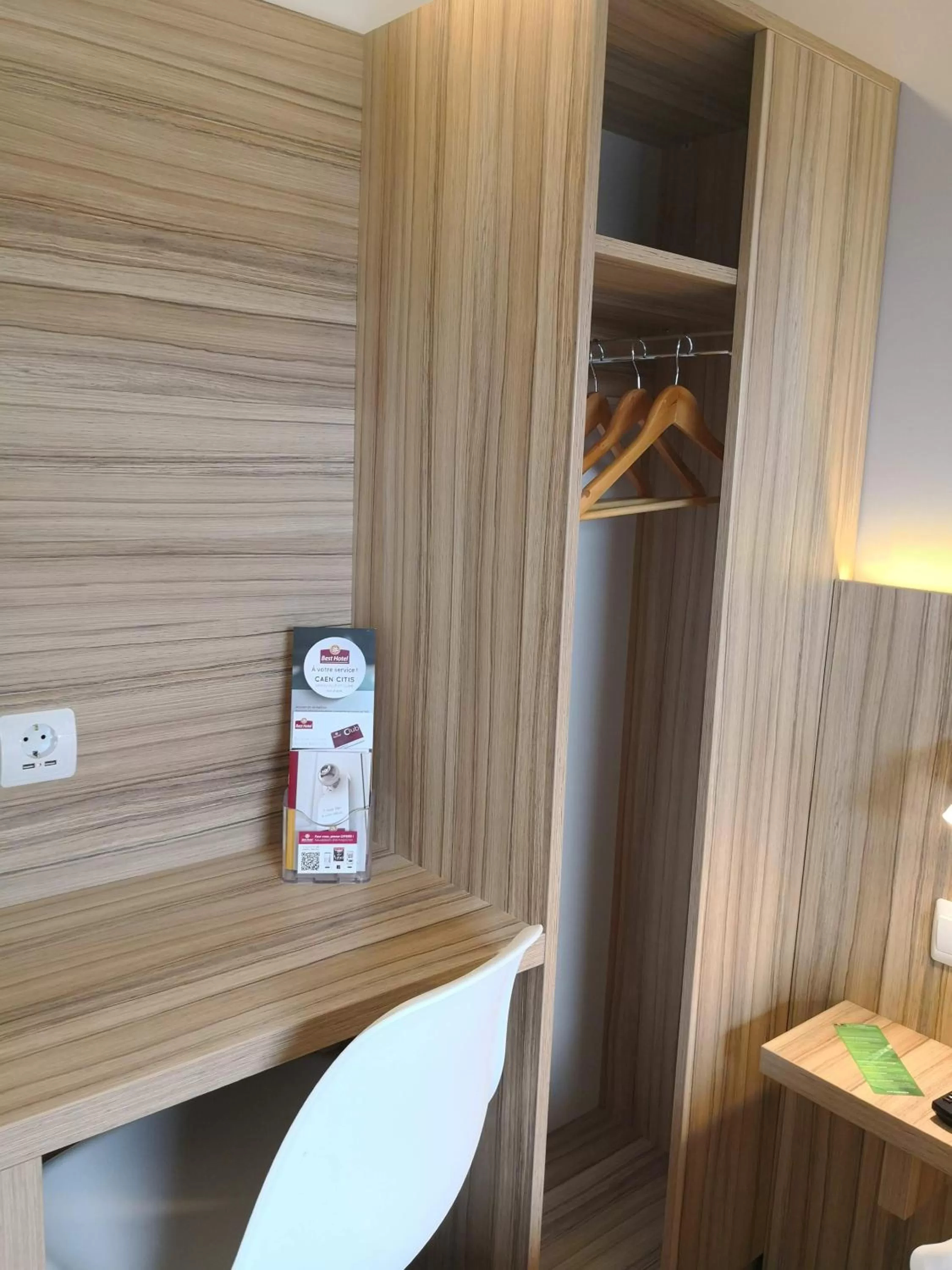 Seating area in Best Hotel Bordeaux Sud