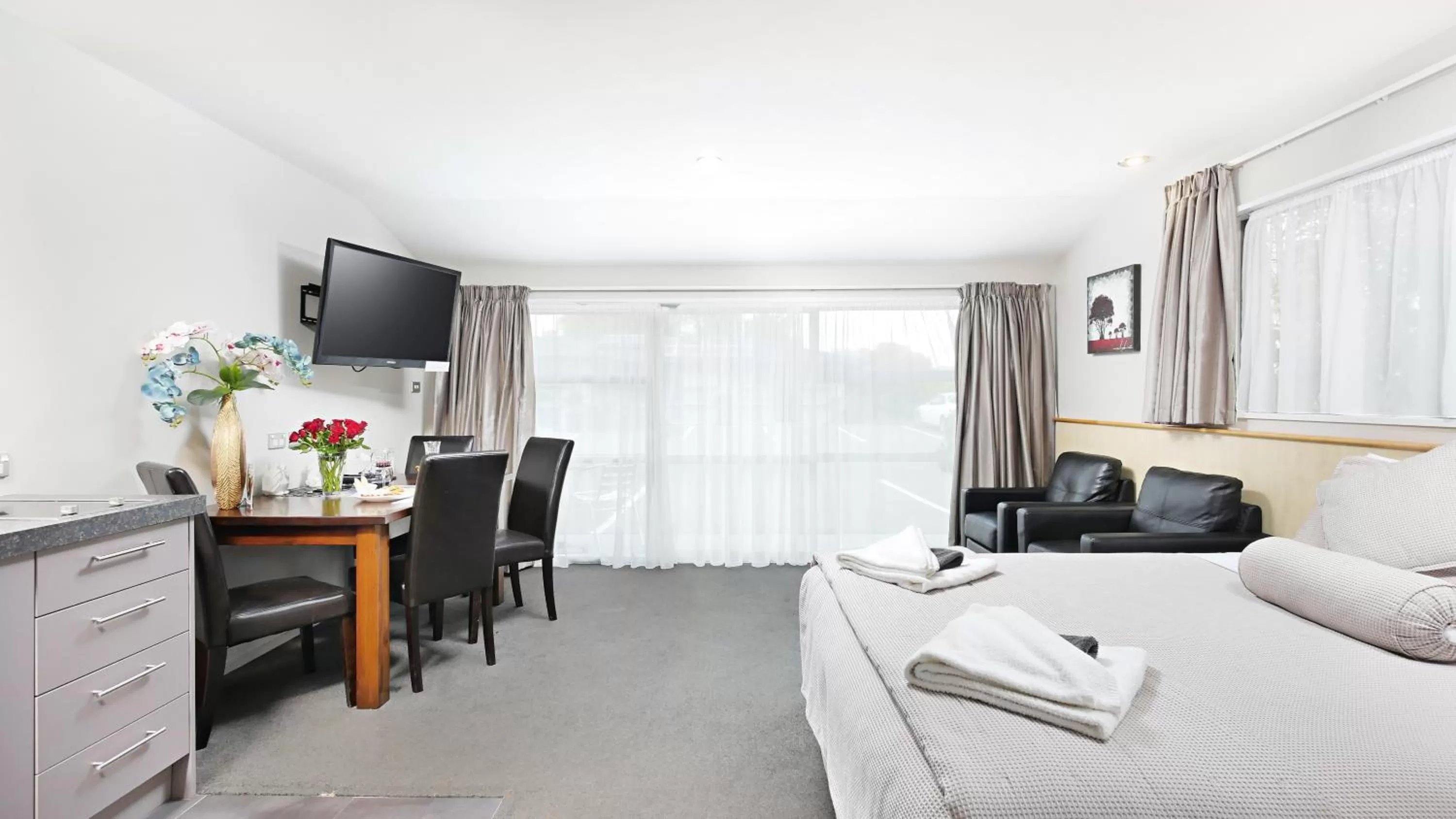 TV and multimedia, Bed in Arthur's Court Motor Lodge