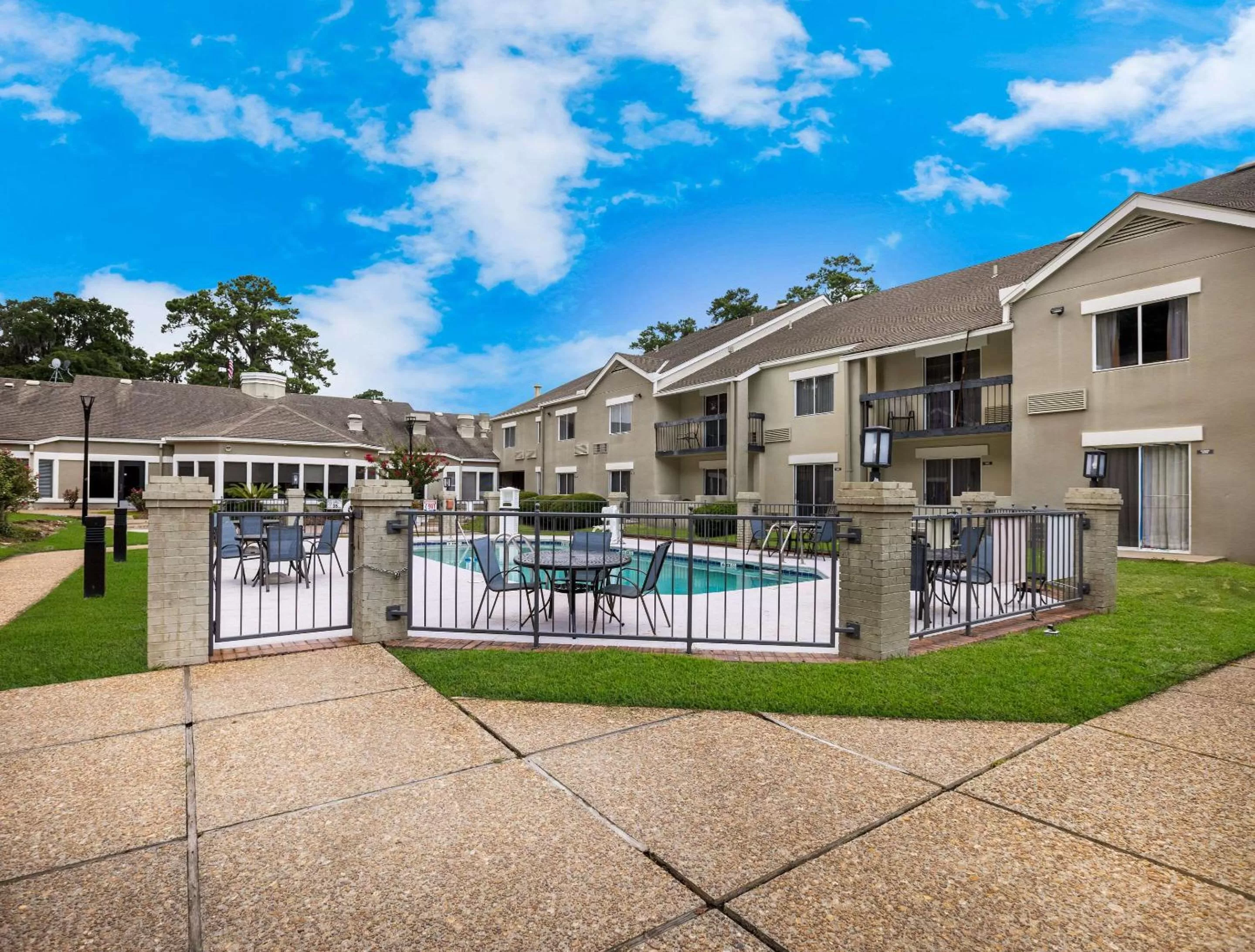 Swimming pool in MainStay Suites Savannah Midtown
