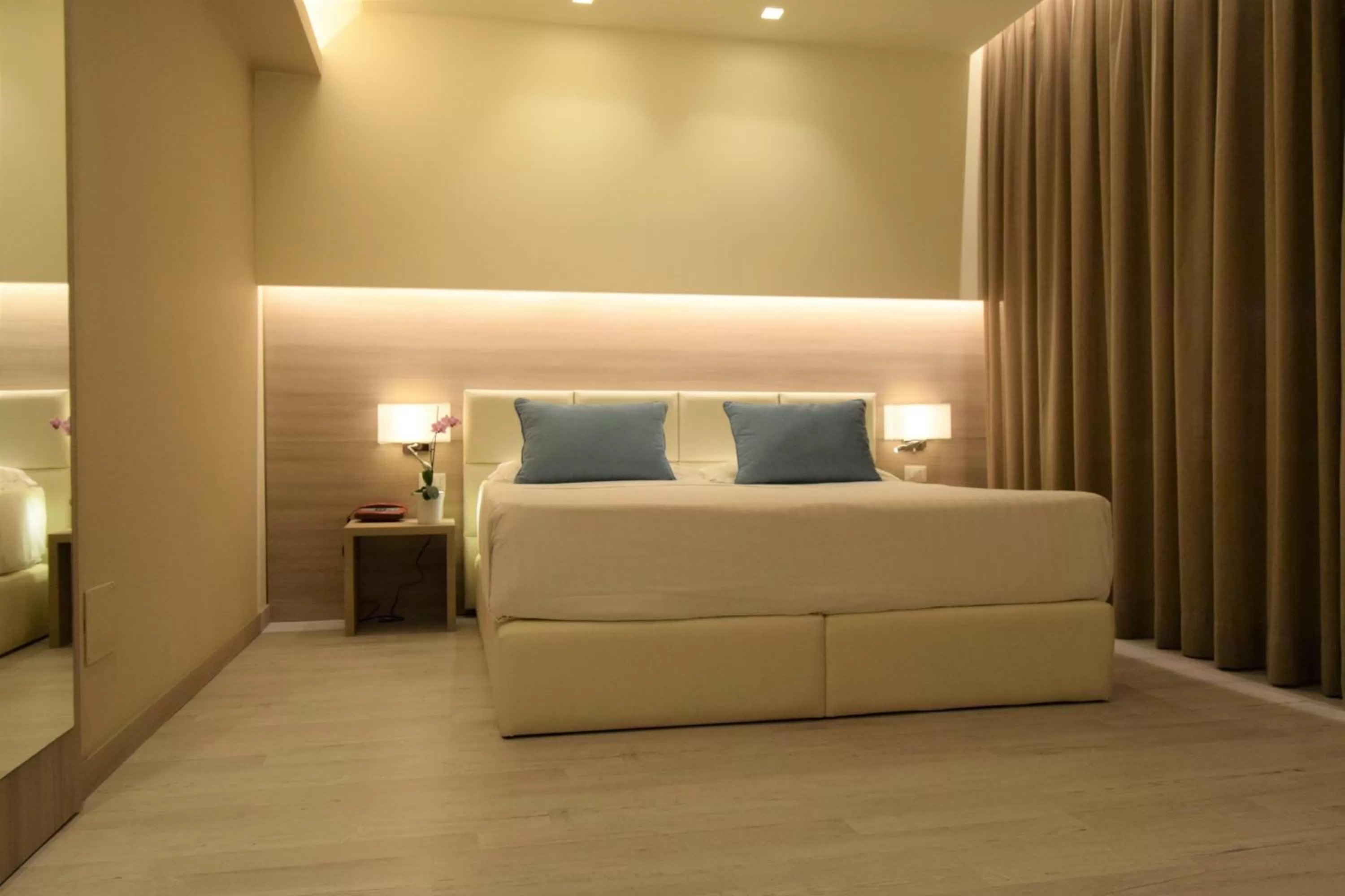 Photo of the whole room, Bed in Hotel Continental