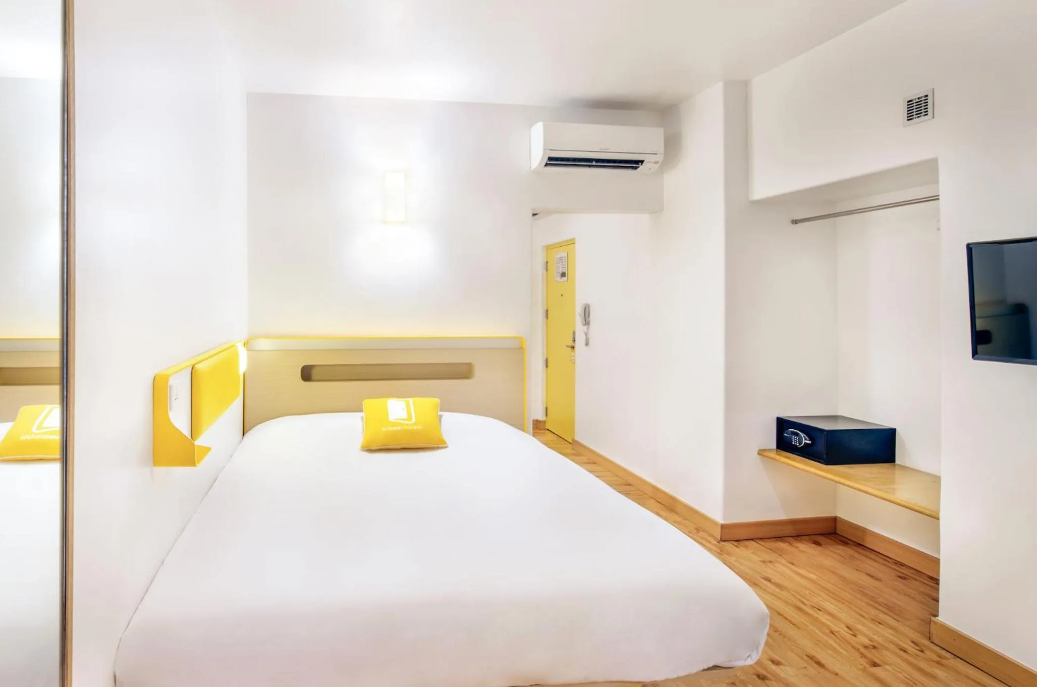 Photo of the whole room, Bed in bloomrooms @ Janpath