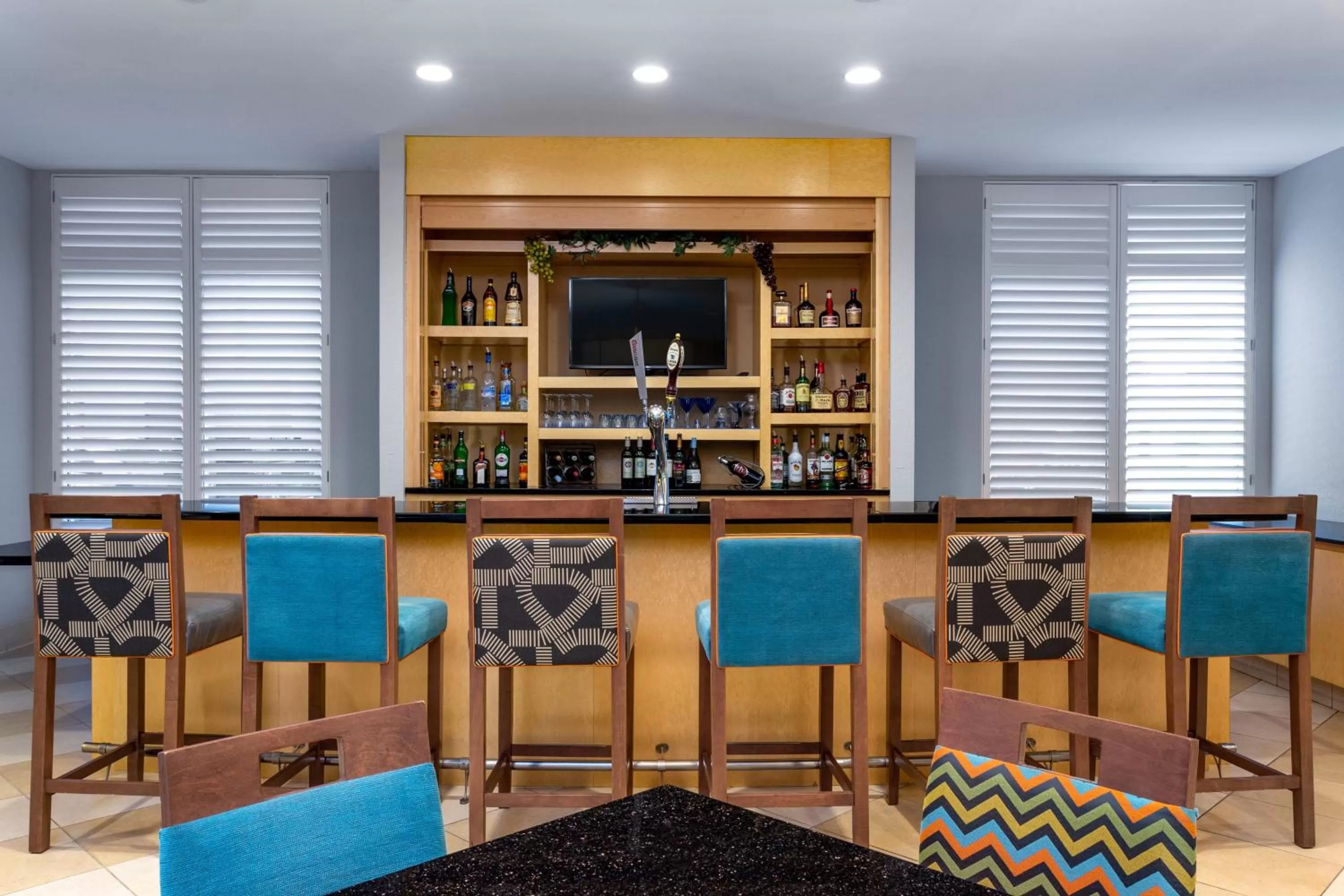Lounge or bar in Holiday Inn Winter Haven by IHG