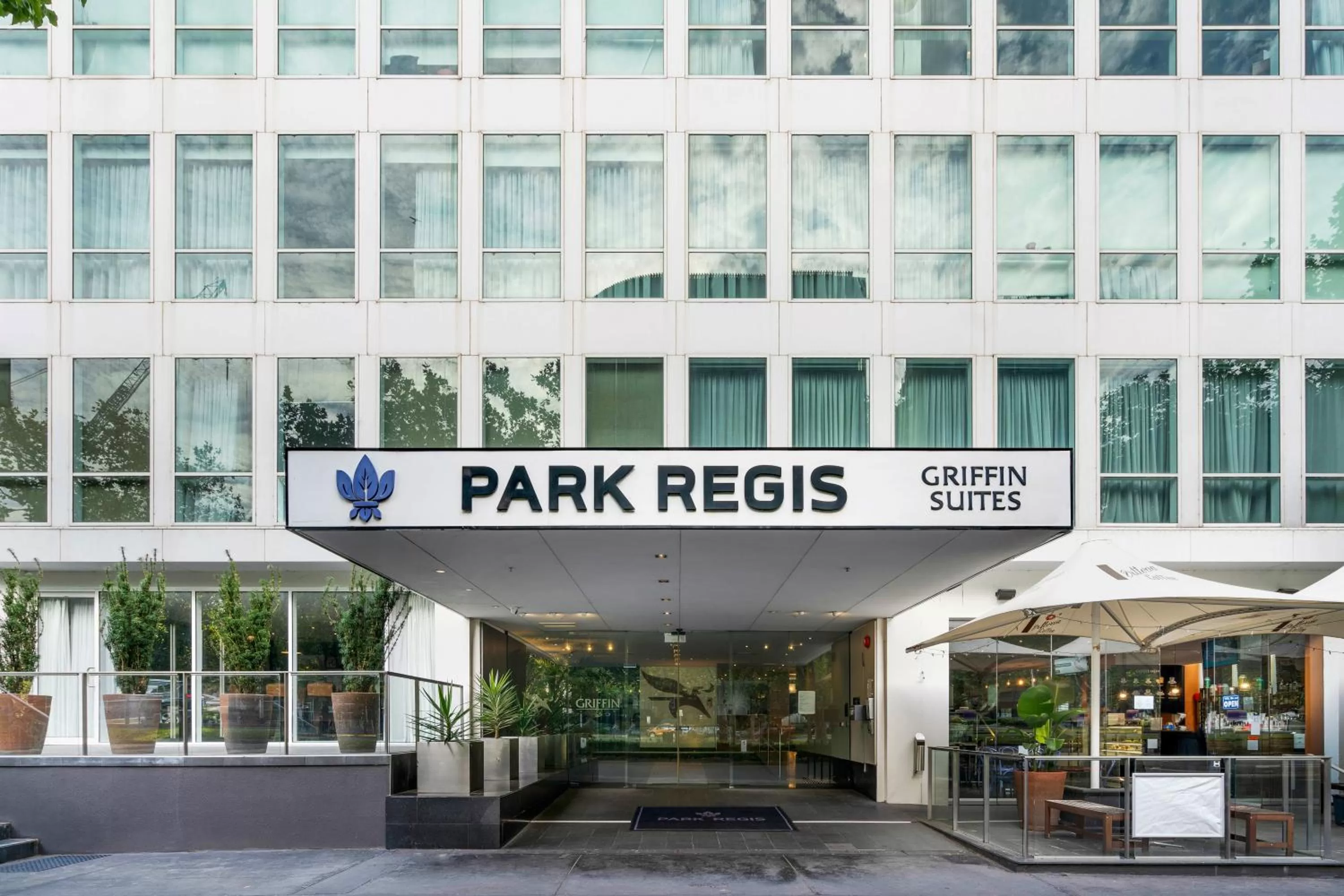 Facade/entrance in Park Regis Griffin Suites