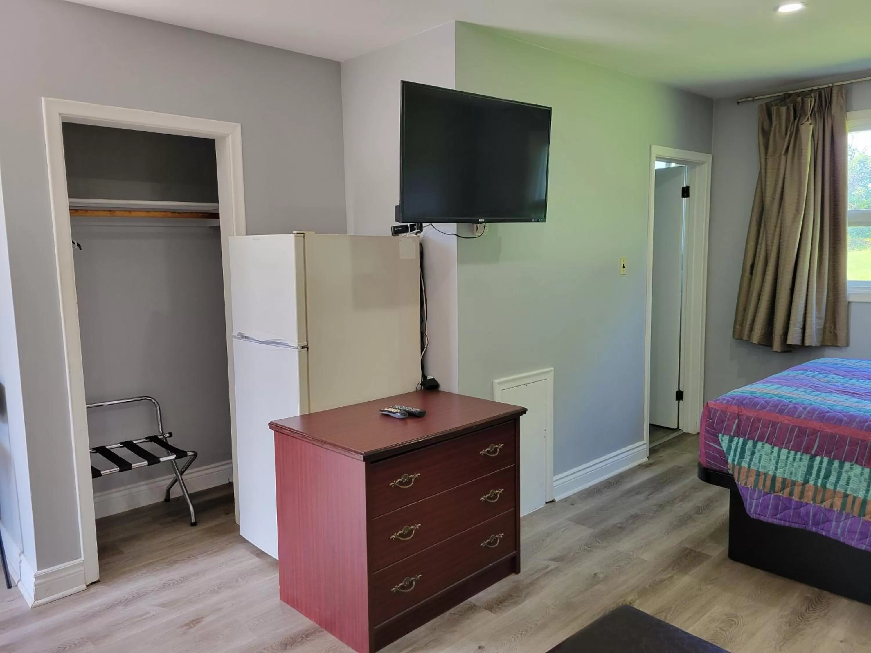 TV and multimedia in Knights Inn Cobourg