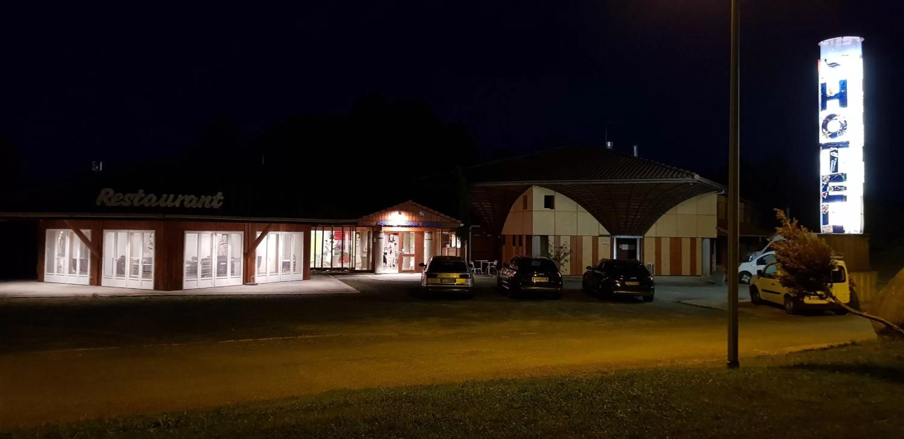 Property building in Hôtel Eco Logis Espace Bellevue