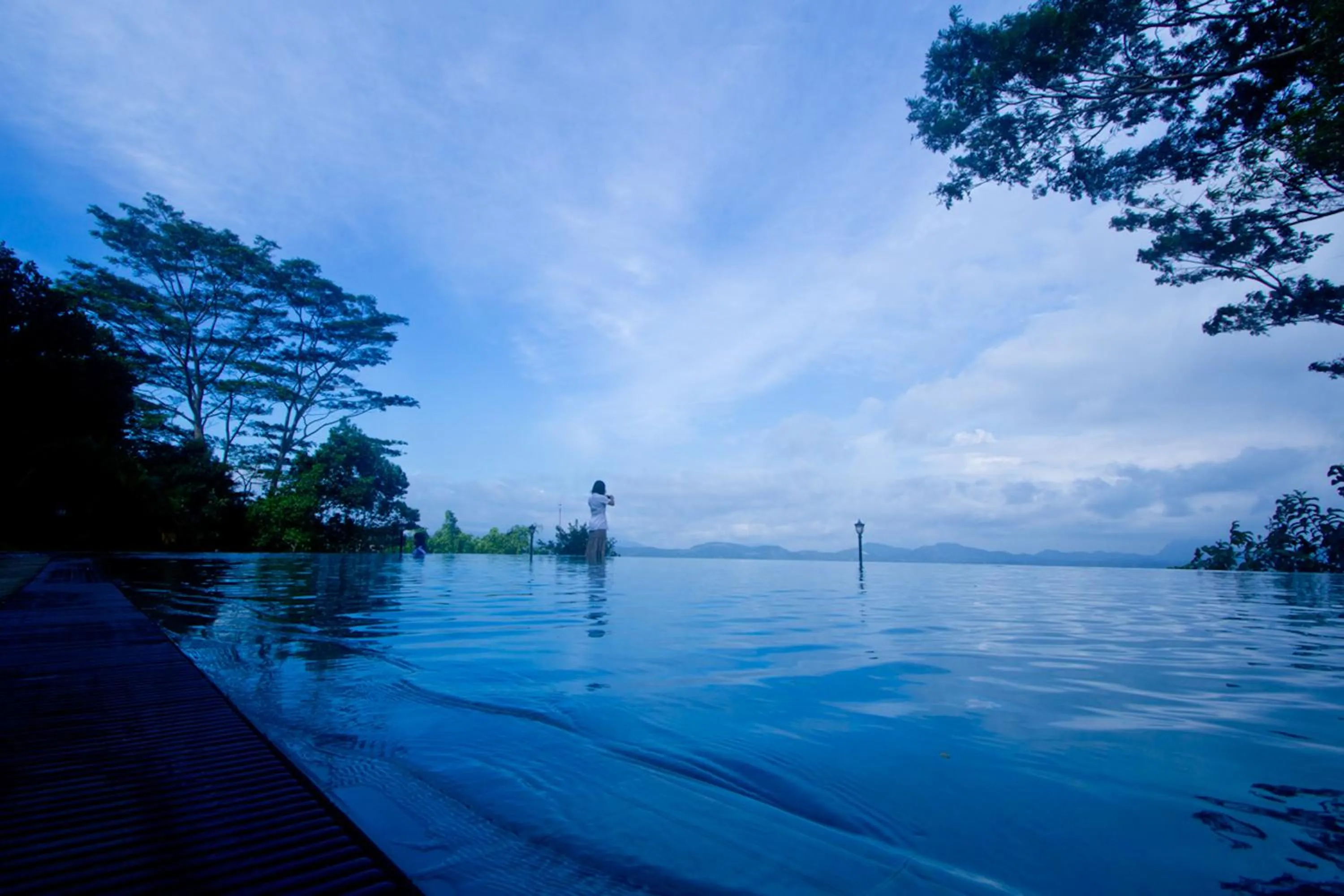 Swimming pool in Randholee Resort & Spa