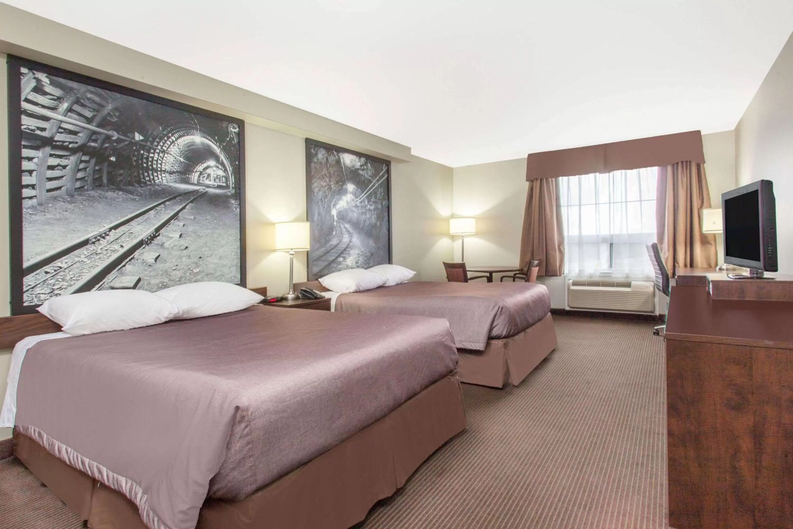 Photo of the whole room, Bed in Super 8 by Wyndham Red Lake ON