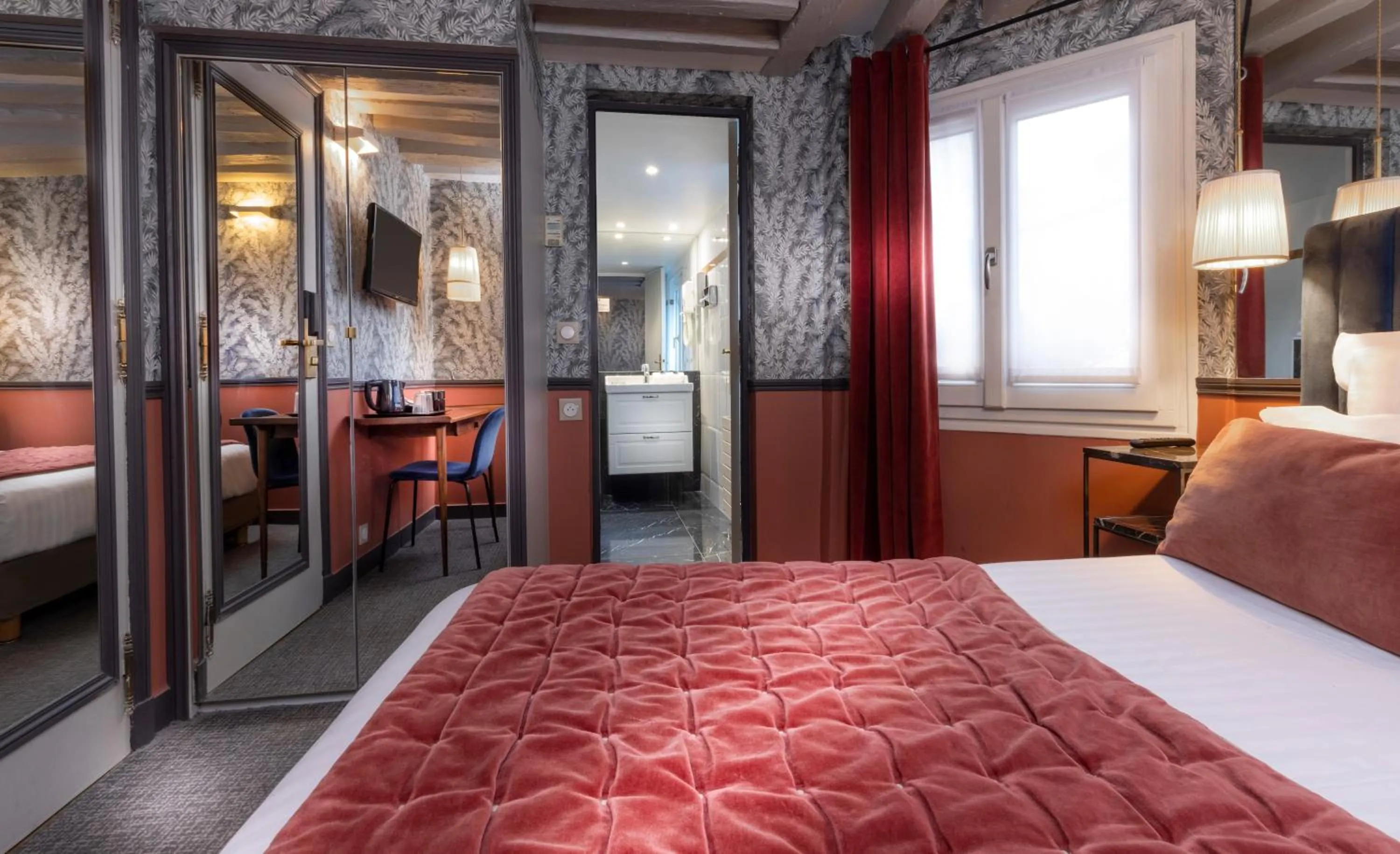 Bedroom, Bed in Dauphine Saint Germain