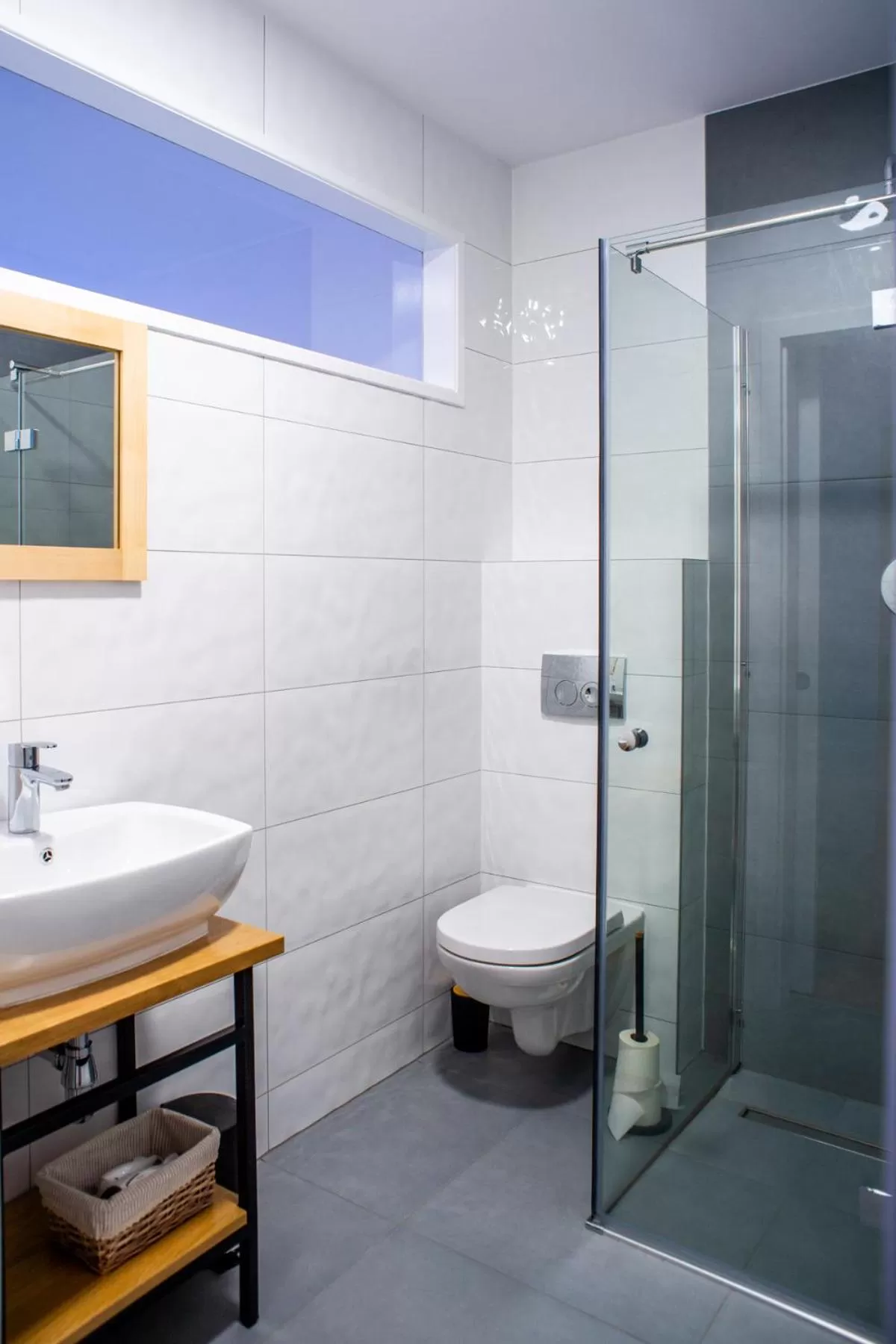 Shower, Bathroom in Salon Win Wine Bar & Apartments