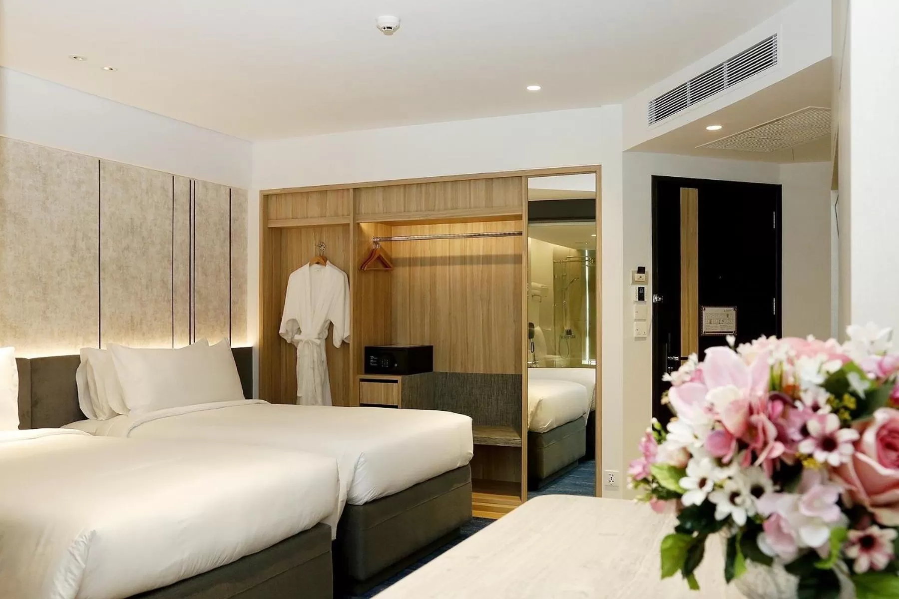Bedroom, Bed in Miracle Grand Convention Hotel