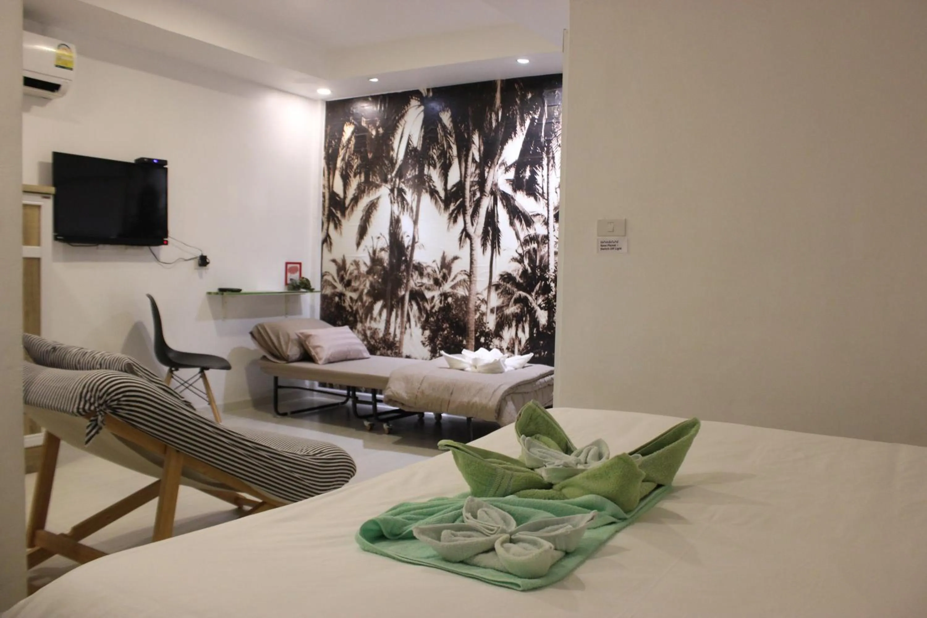 Bedroom, Bed in 1715 House - White Rhino